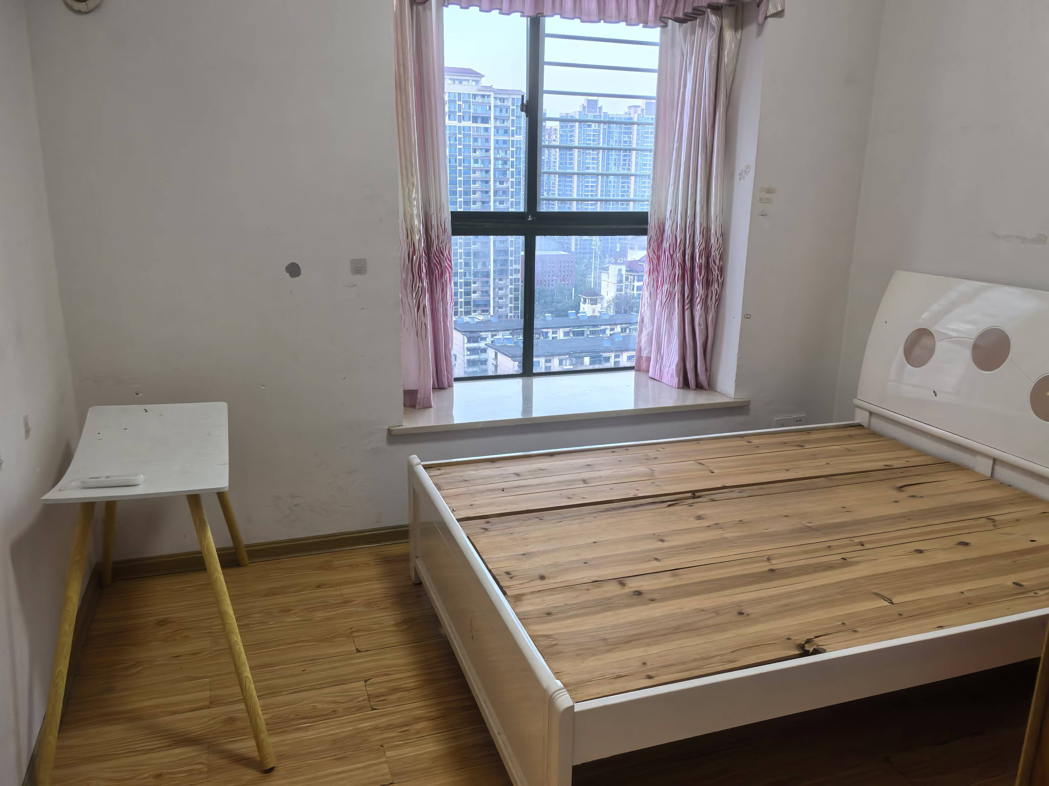 品阁 3室2厅2卫 2400.0元/月 品阁 3室2厅2卫 2400.0元/月室内图