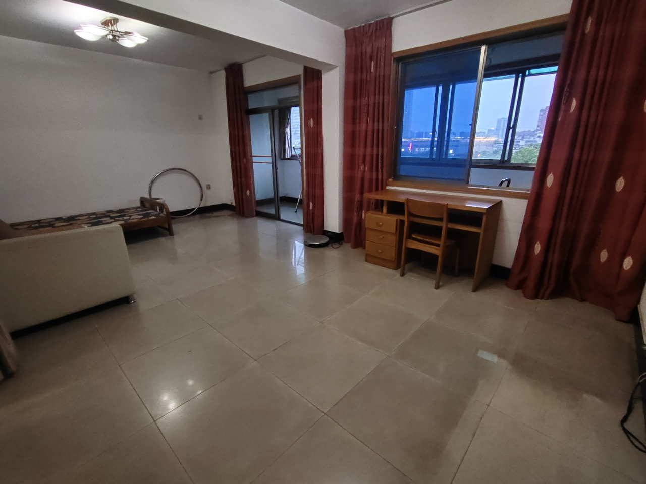 南明苑西区 4室2厅2卫 2600.0元/月 南明苑西区 4室2厅2卫 2600.0元/月室内图