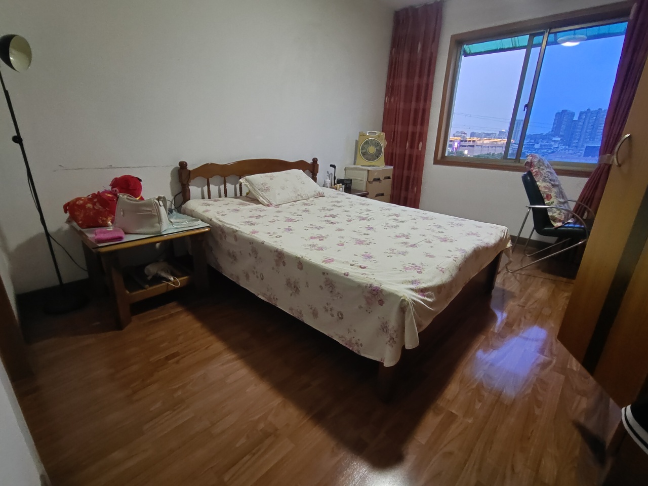 南明苑西区 4室2厅2卫 2600.0元/月 南明苑西区 4室2厅2卫 2600.0元/月室内图