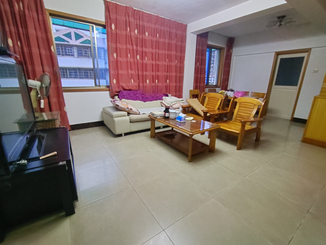 南明苑西区 4室2厅2卫 2600.0元/月 南明苑西区 4室2厅2卫 2600.0元/月室内图