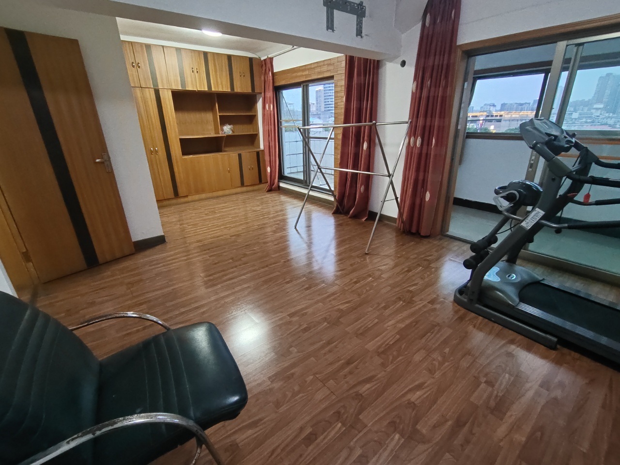 南明苑西区 4室2厅2卫 2600.0元/月 南明苑西区 4室2厅2卫 2600.0元/月室内图