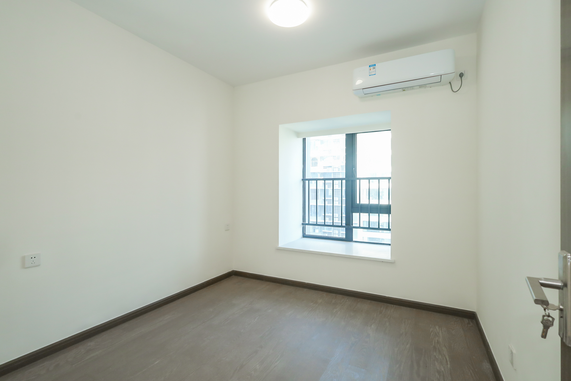 滨江府1913  4室2厅2卫   248.00万卧室