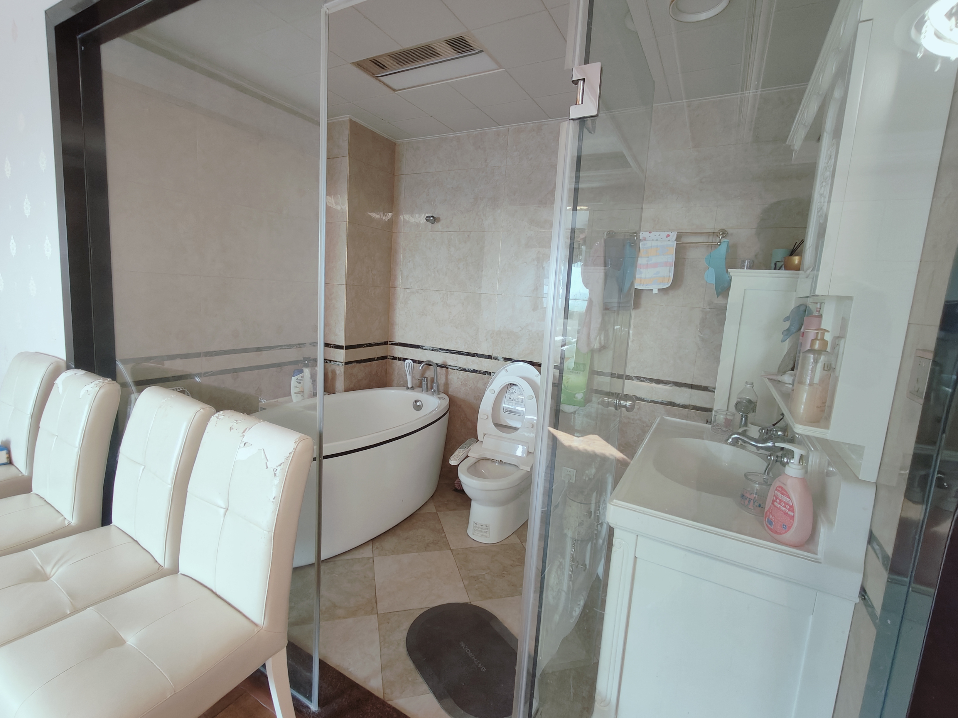 铂金汉宫  1室2厅1卫    2000.0元/月 铂金汉宫  1室2厅1卫    2000.0元/月室内图