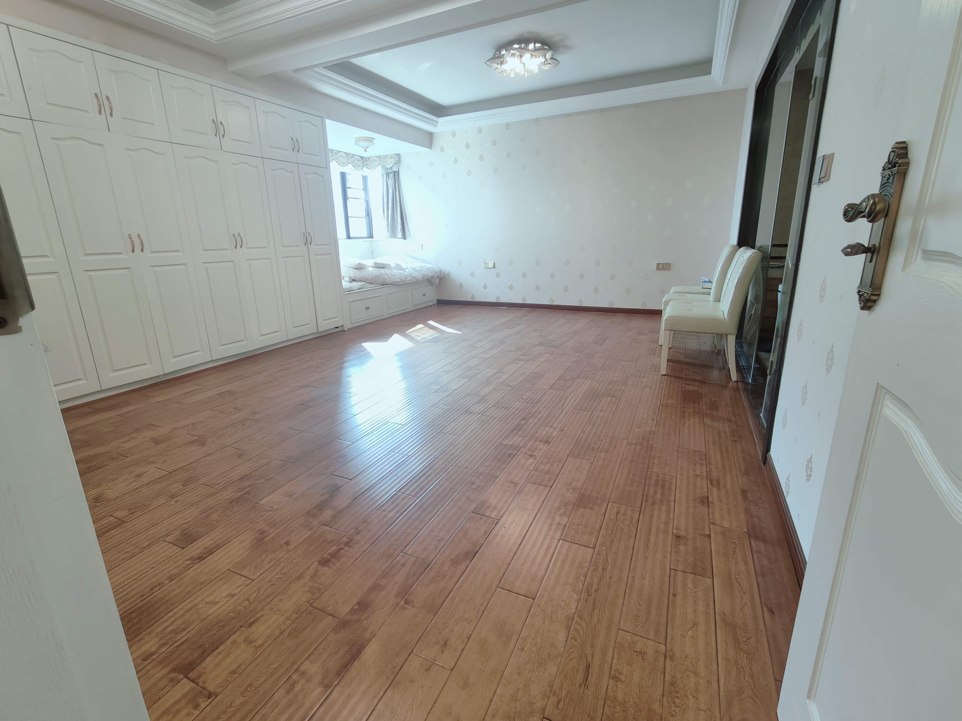 铂金汉宫  1室2厅1卫    2000.0元/月 铂金汉宫  1室2厅1卫    2000.0元/月室内图