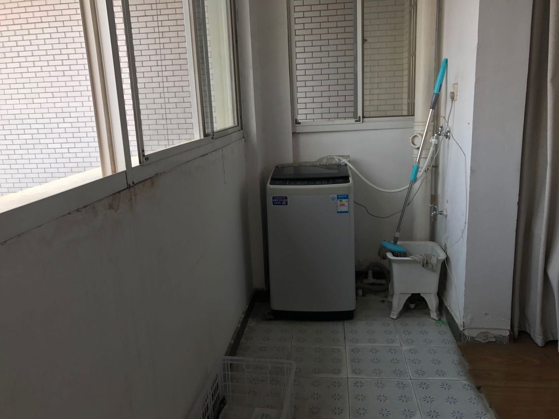 嘉盛华庭(一期、二期、三期) 3室2厅2卫 2500.0元/月 嘉盛华庭(一期、二期、三期) 3室2厅2卫 2500.0元/月室内图