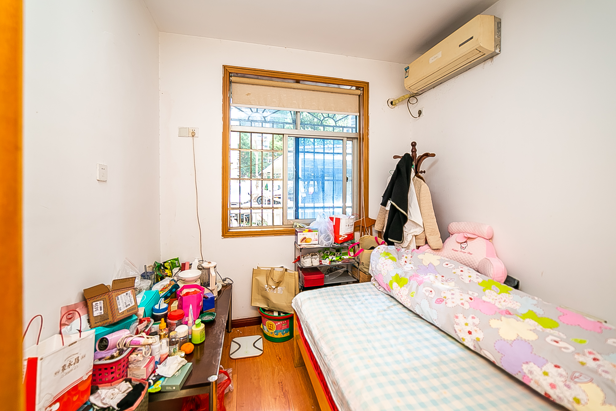 翡翠林居  3室2厅2卫   68.00万卧室