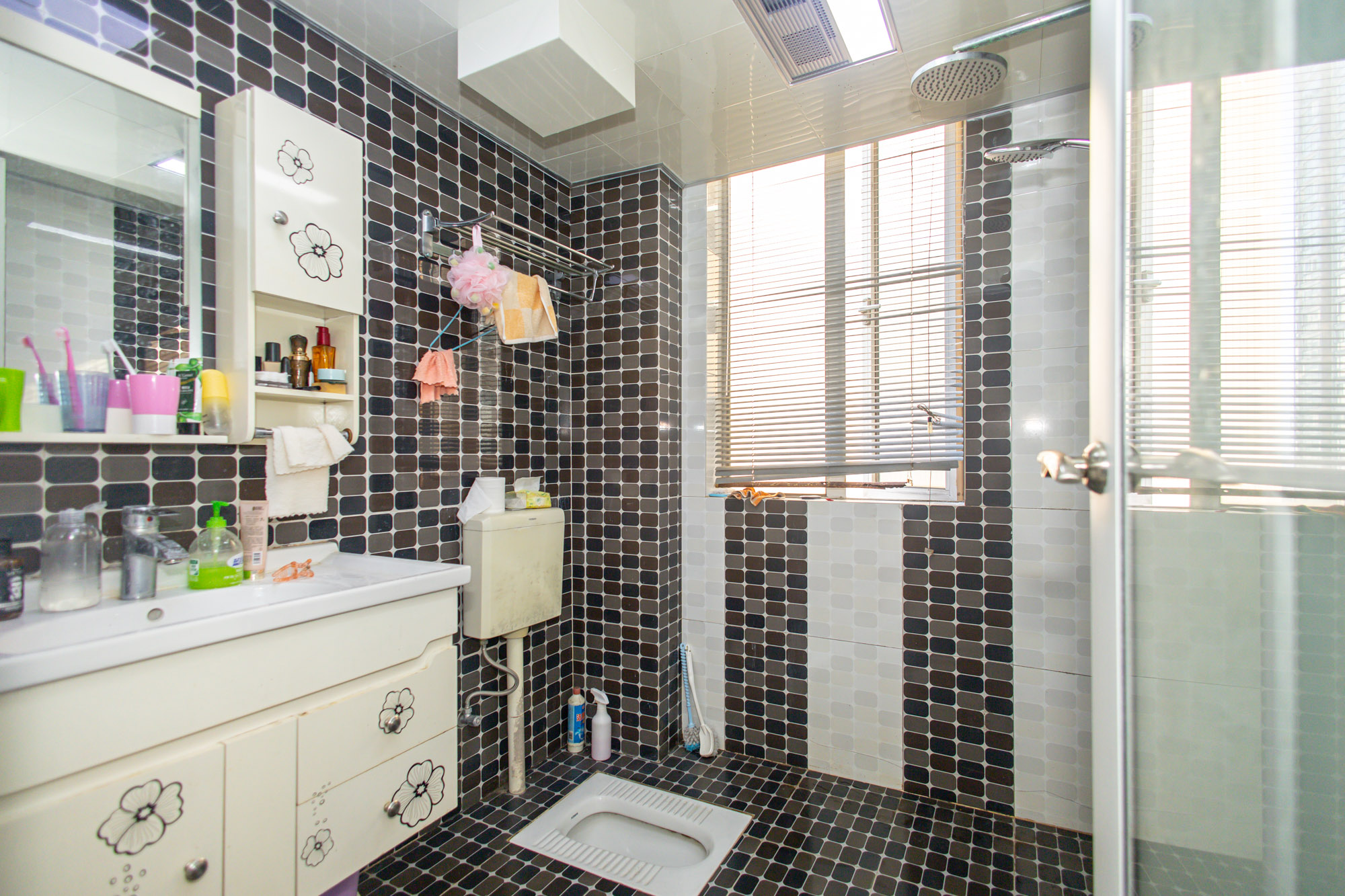 恒广国际景园一二区 2室2厅1卫 68.0万 恒广国际景园一二区 2室2厅1卫 68.0万卫生间