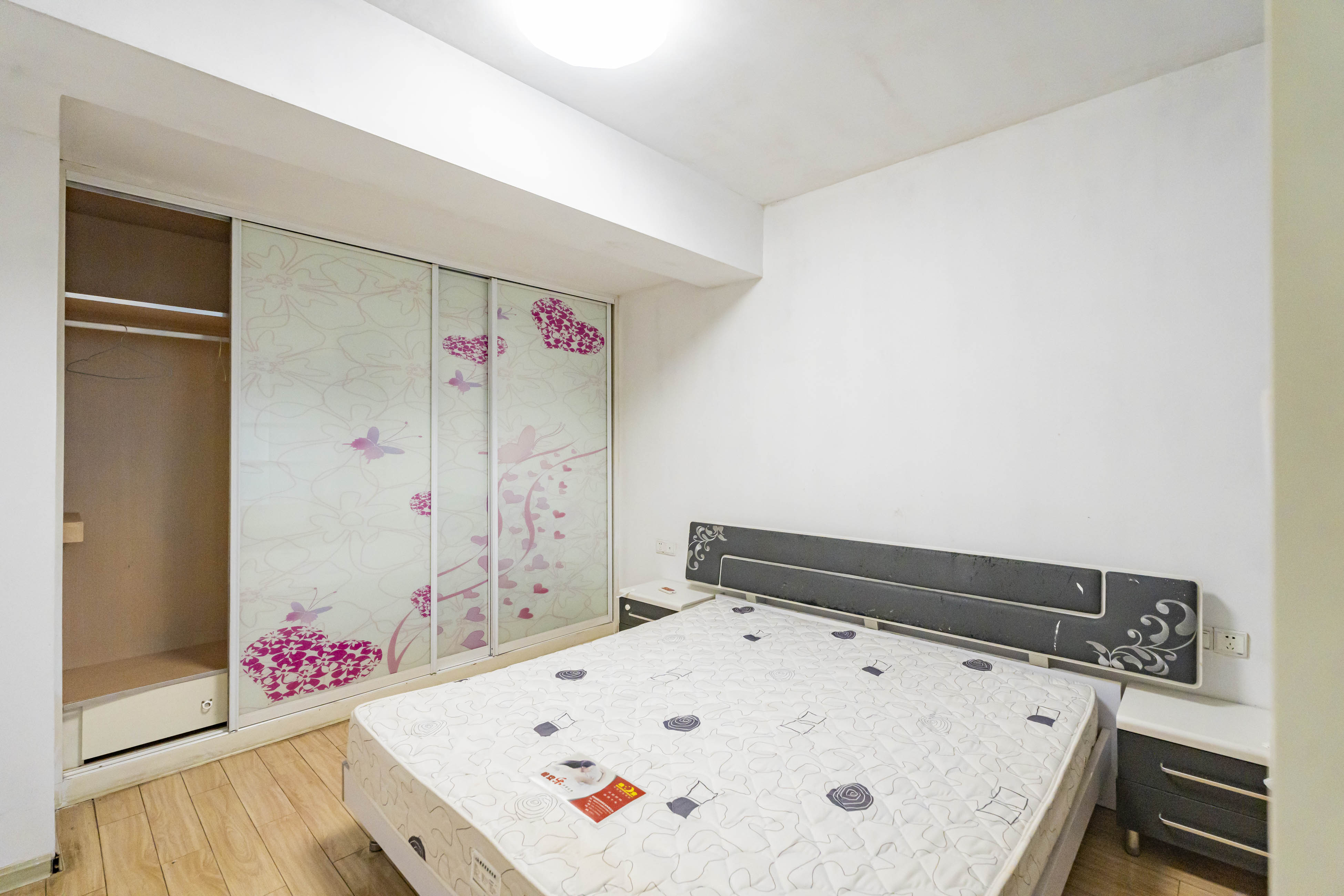 建鸿达现代公寓  2室1厅1卫   62.00万卧室