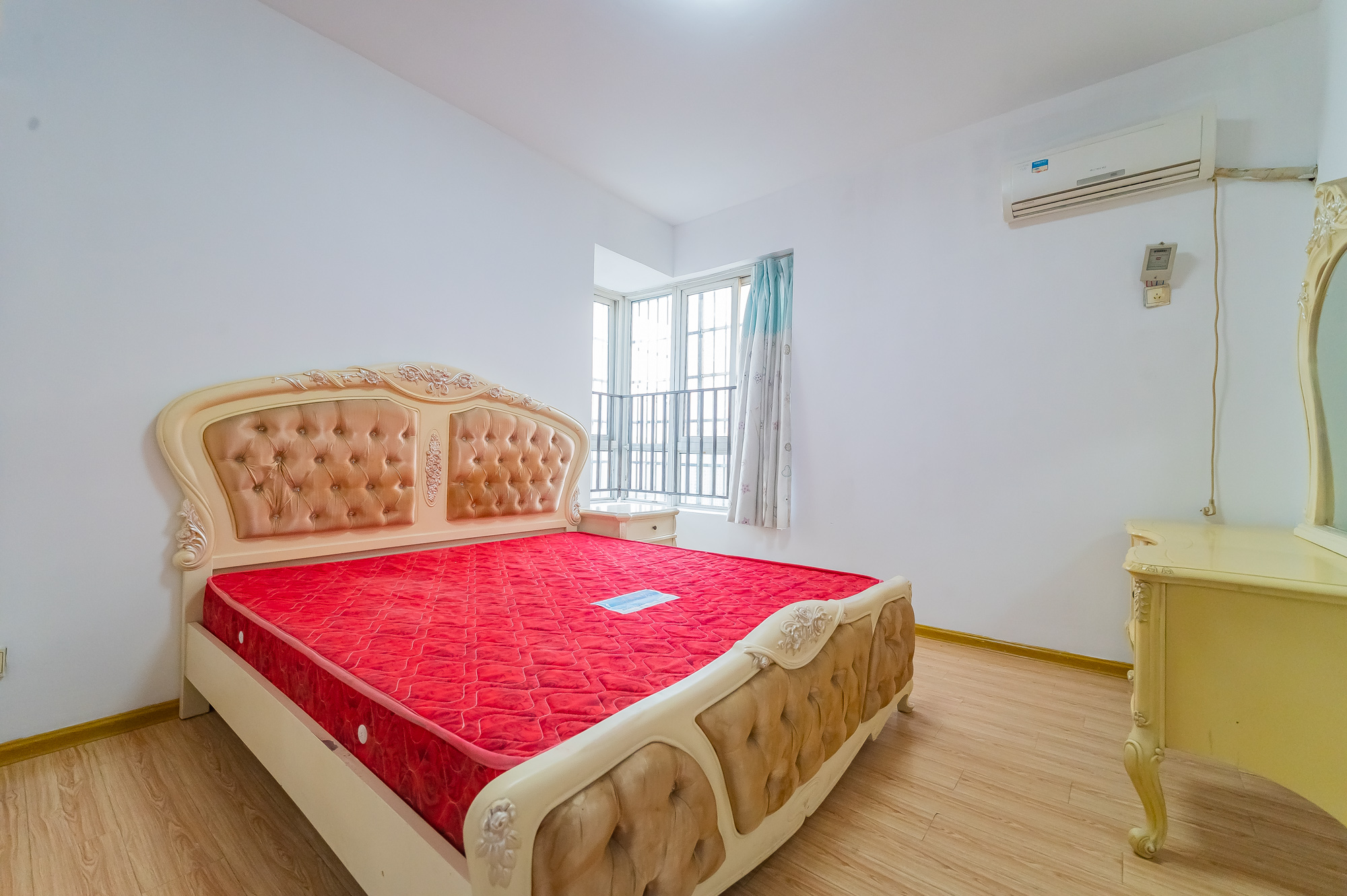 爱琴海岸 4室2厅2卫 78.8万 爱琴海岸 4室2厅2卫 78.8万卧室