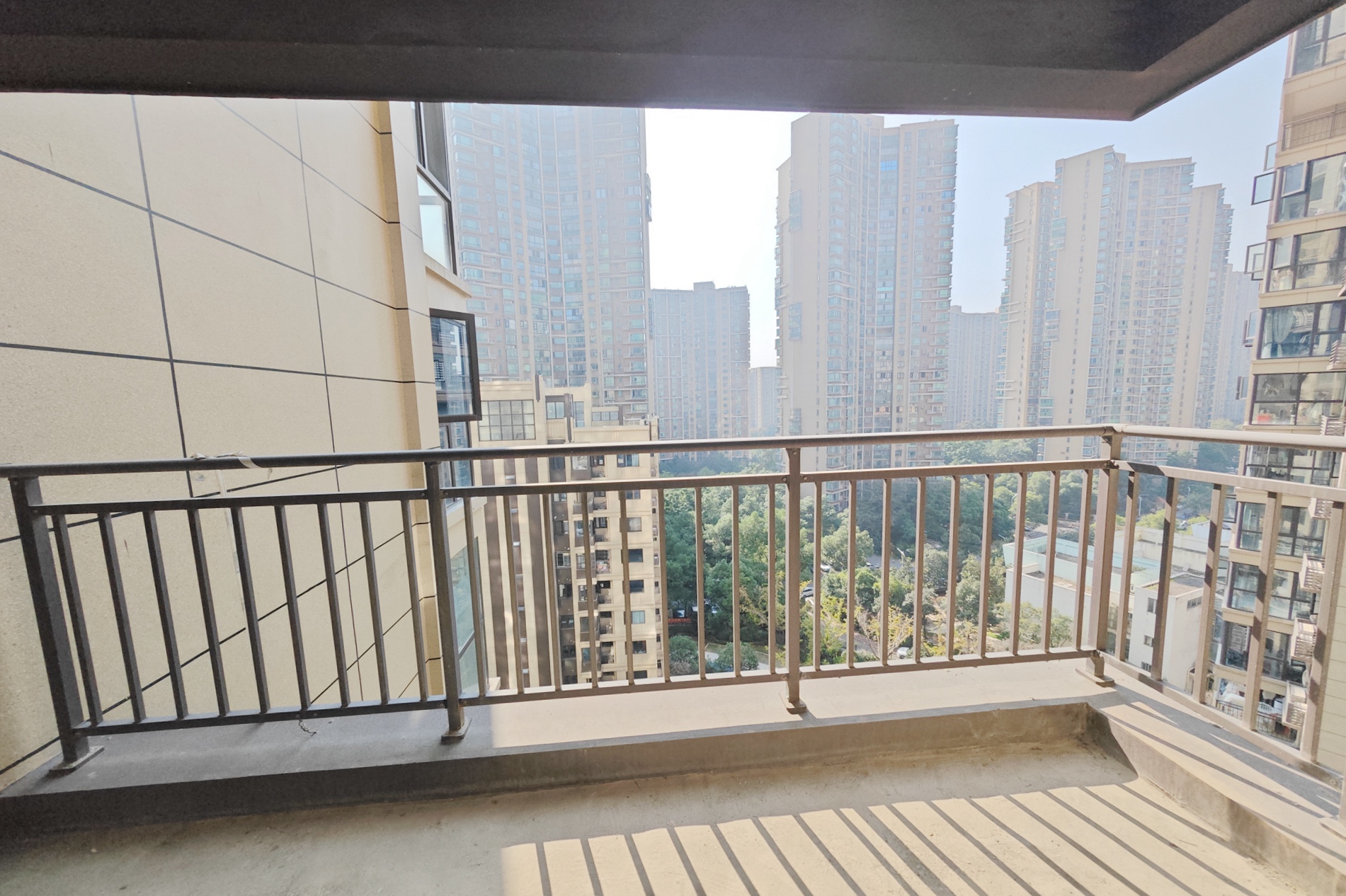 保利大都汇一期、二期  4室2厅2卫    156.0万 保利大都汇一期、二期  4室2厅2卫    156.0万阳台