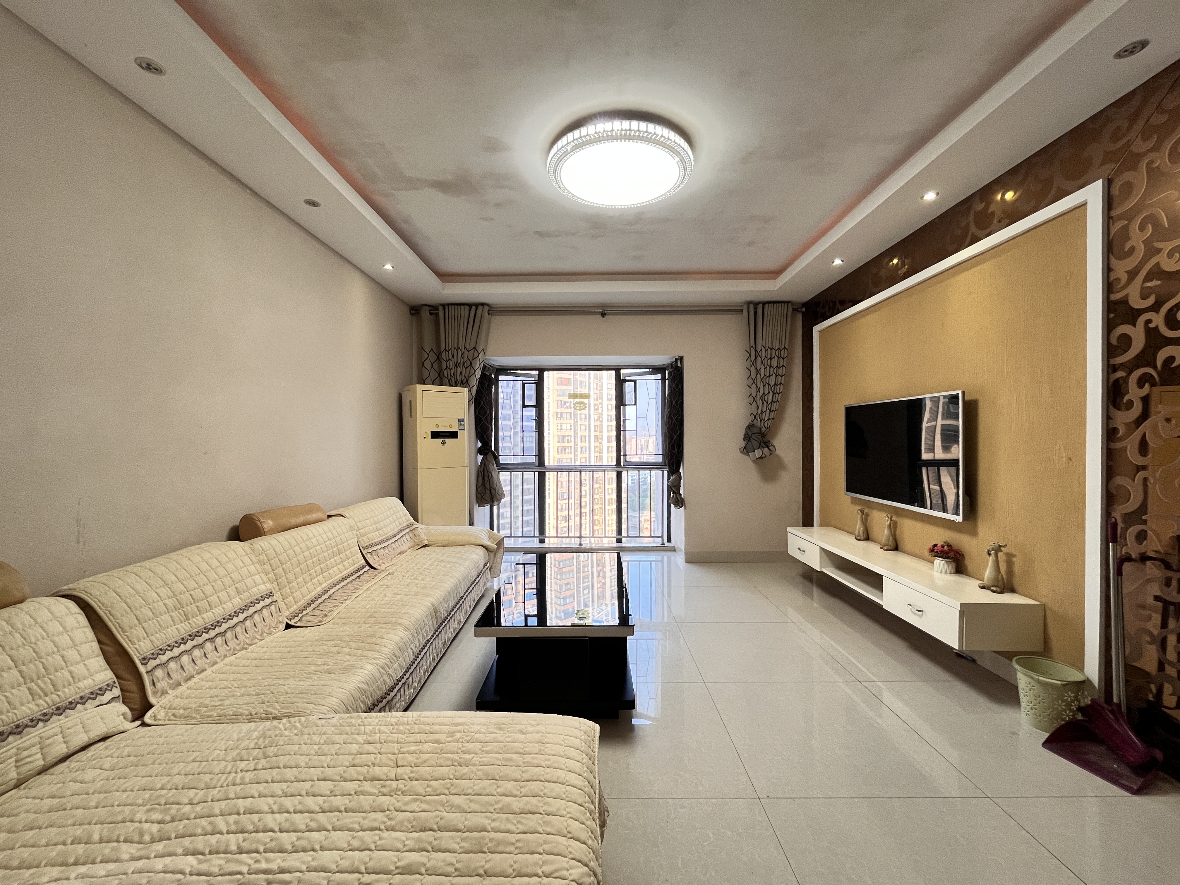 流金岁月-华晨国际 3室2厅2卫 2200.0元/月 流金岁月-华晨国际 3室2厅2卫 2200.0元/月室内图