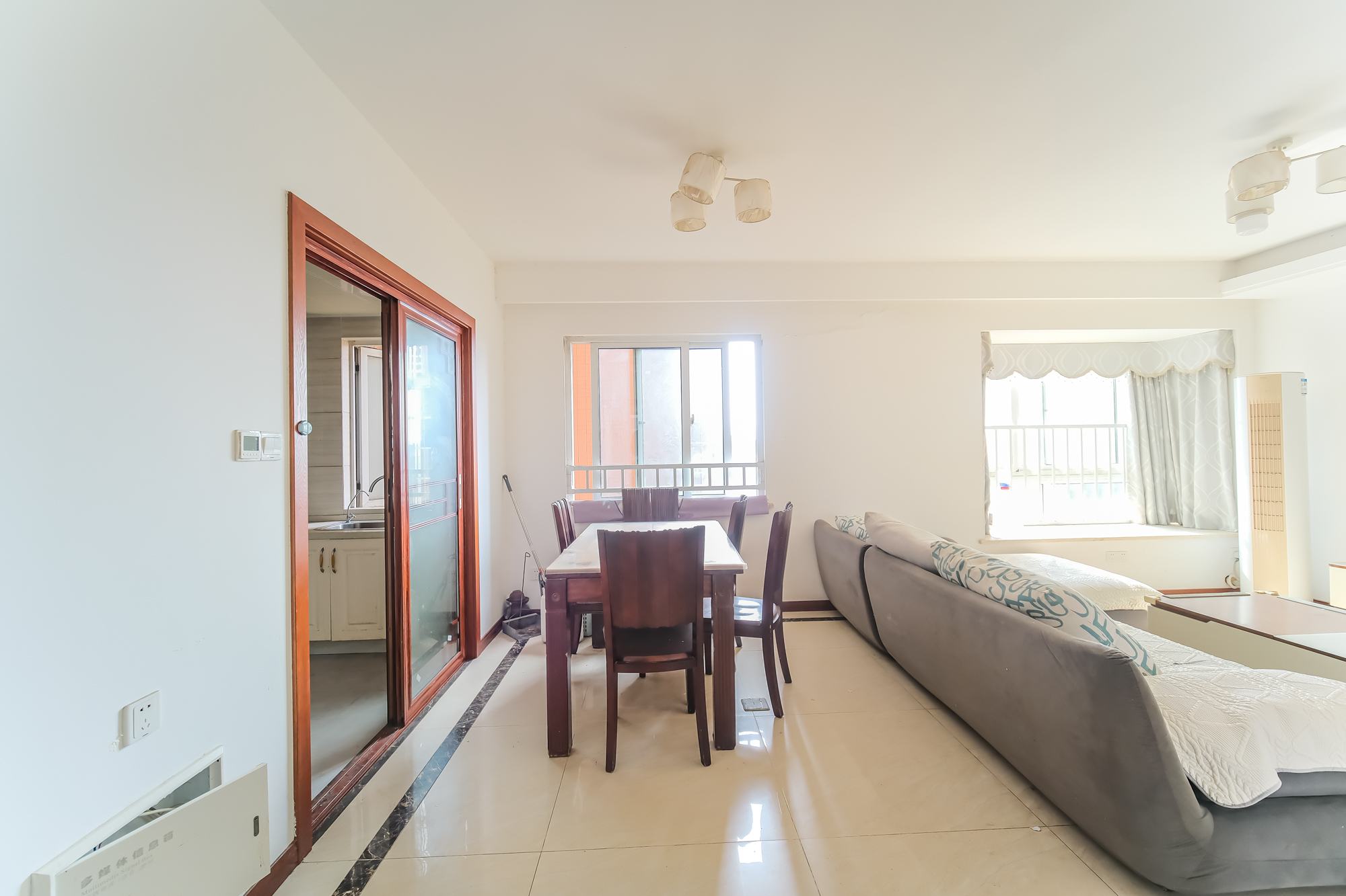 山水湾 4室2厅2卫 83.0万 山水湾 4室2厅2卫 83.0万客厅