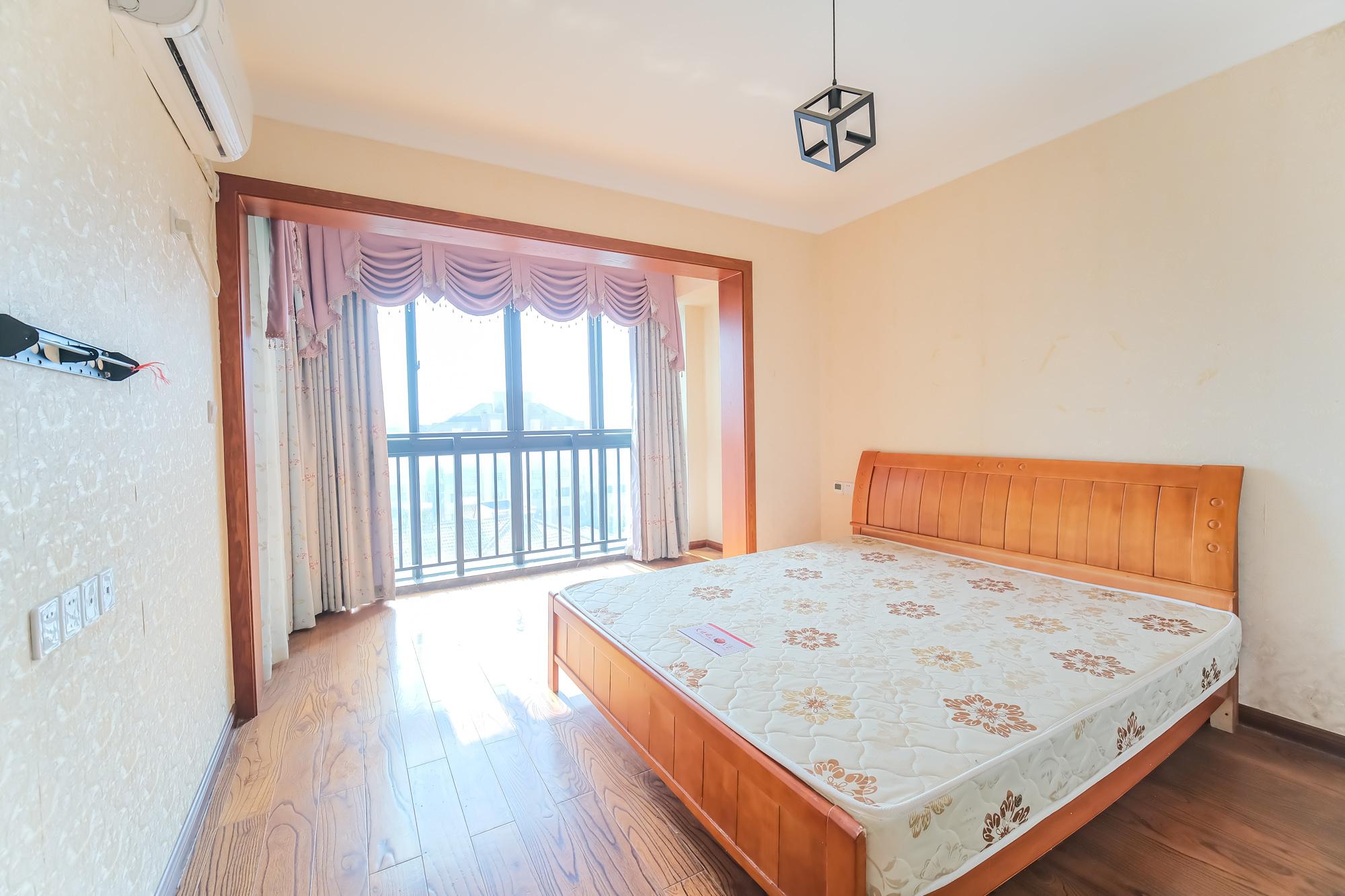 山水湾 4室2厅2卫 83.0万 山水湾 4室2厅2卫 83.0万卧室