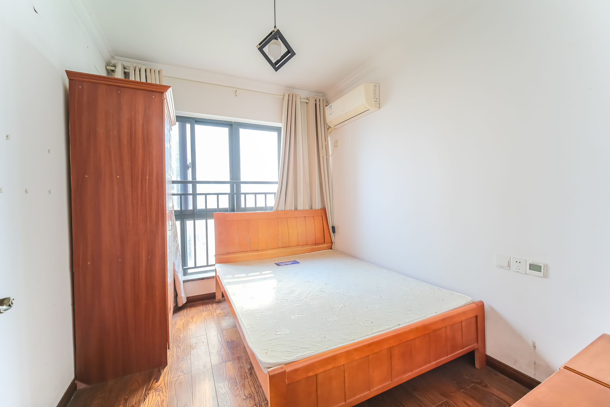 山水湾 4室2厅2卫 83.0万 山水湾 4室2厅2卫 83.0万卧室