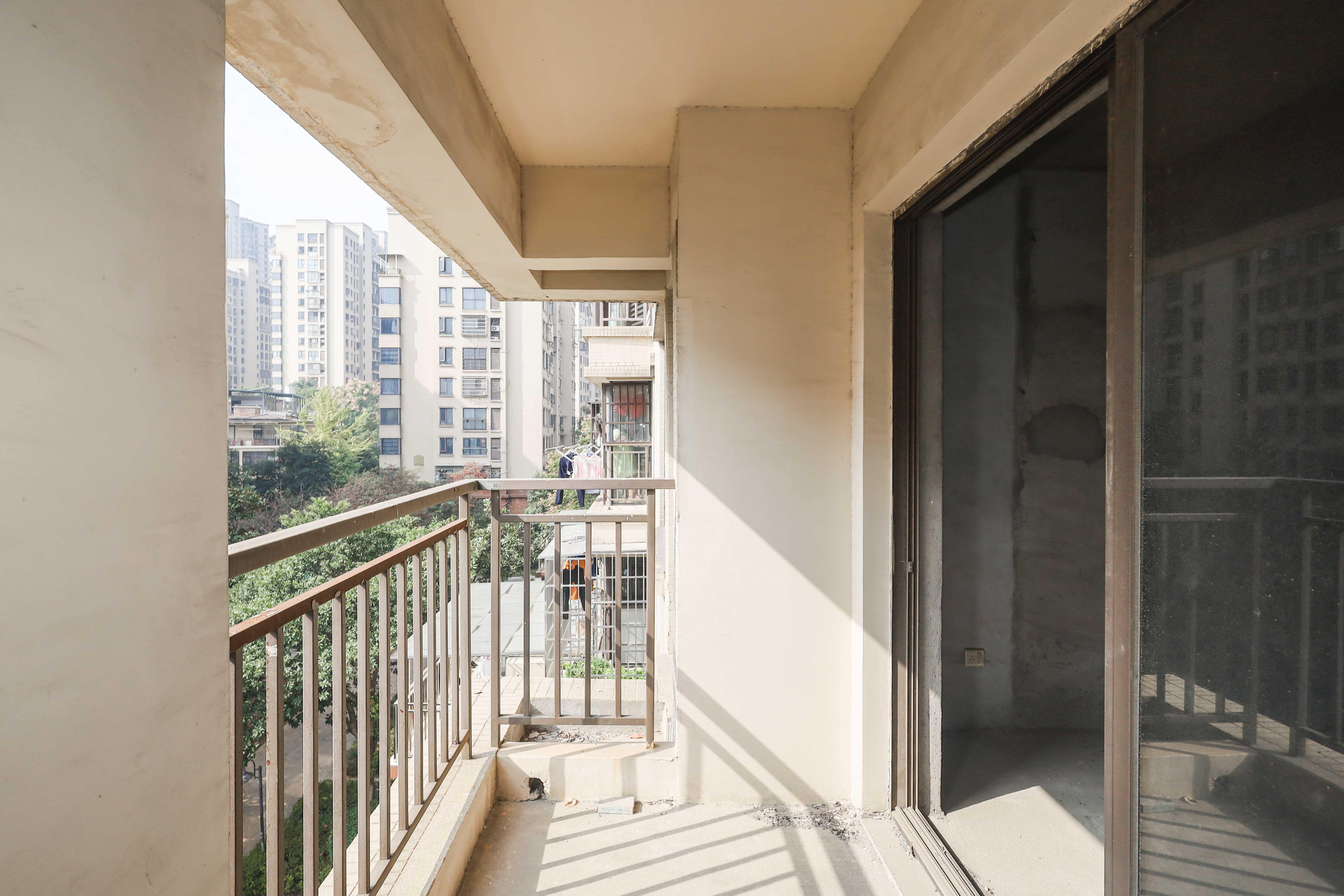 保利麓谷林语E区  3室2厅1卫    88.0万 保利麓谷林语E区  3室2厅1卫    88.0万阳台