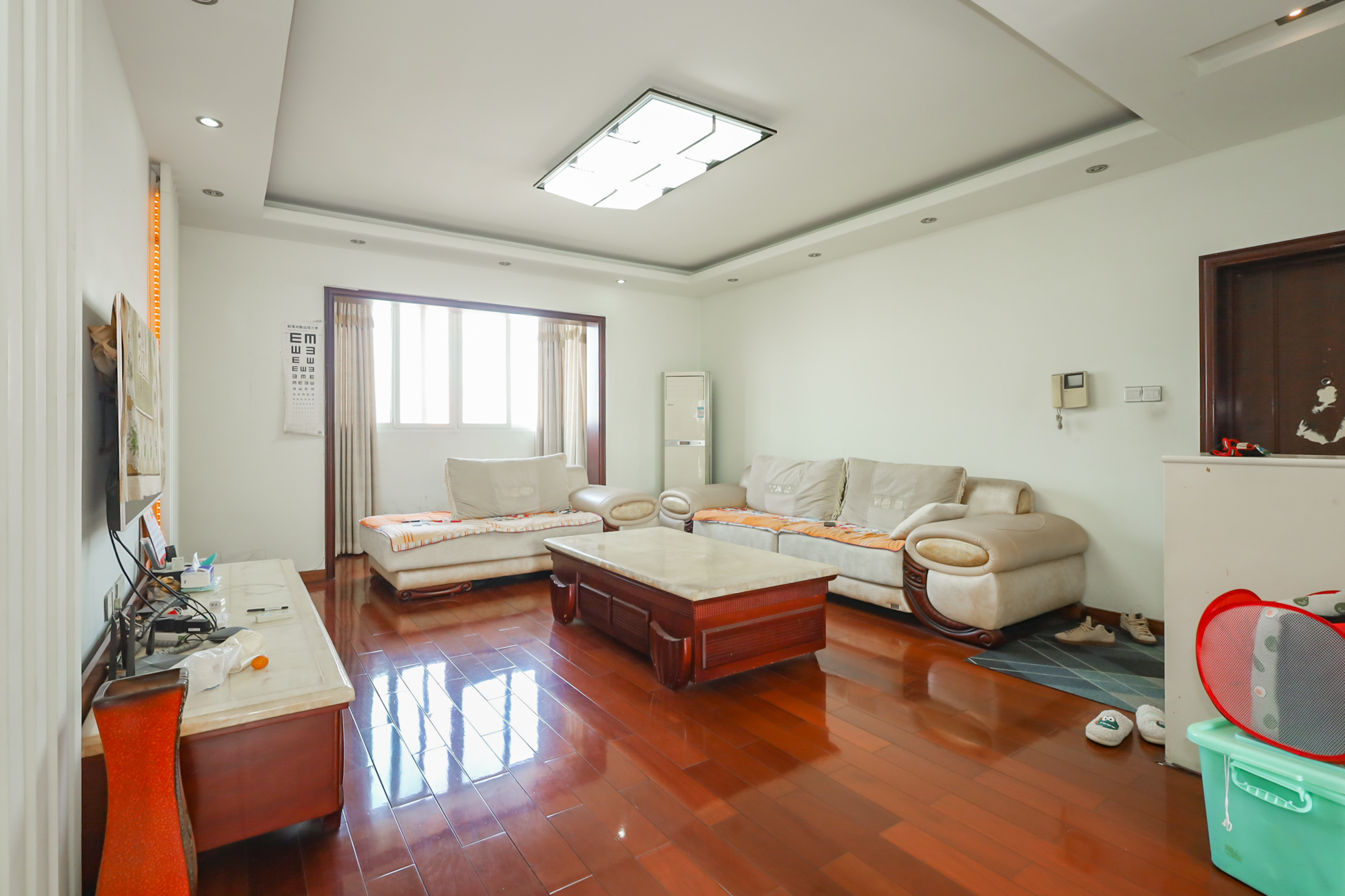 香海西岸  4室2厅2卫    143.0万 香海西岸  4室2厅2卫    143.0万客厅