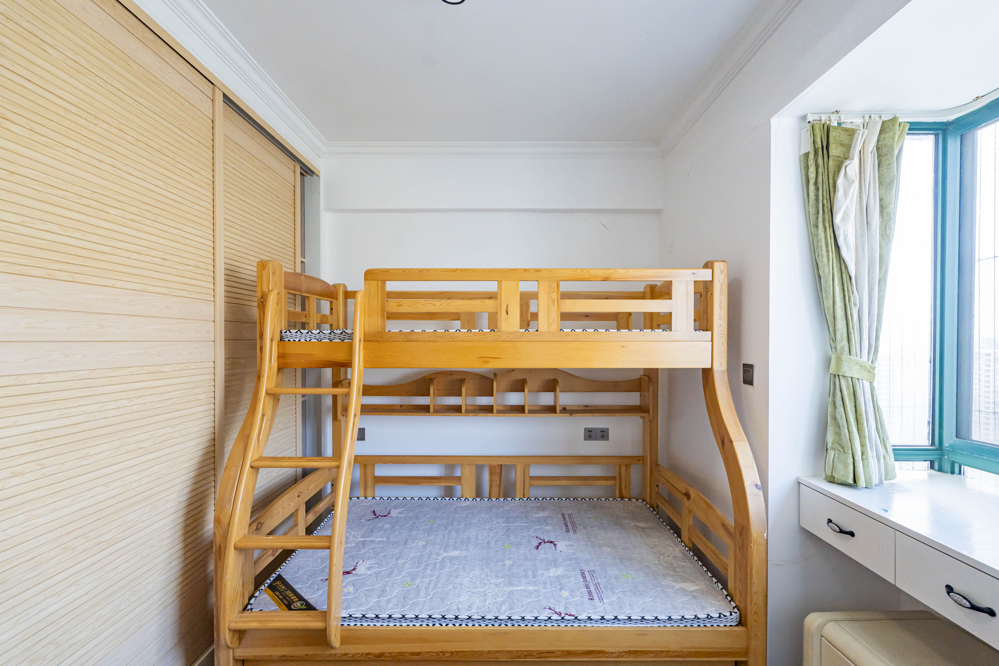 才子佳苑一期/二期 4室2厅2卫 98.0万 才子佳苑一期/二期 4室2厅2卫 98.0万卧室