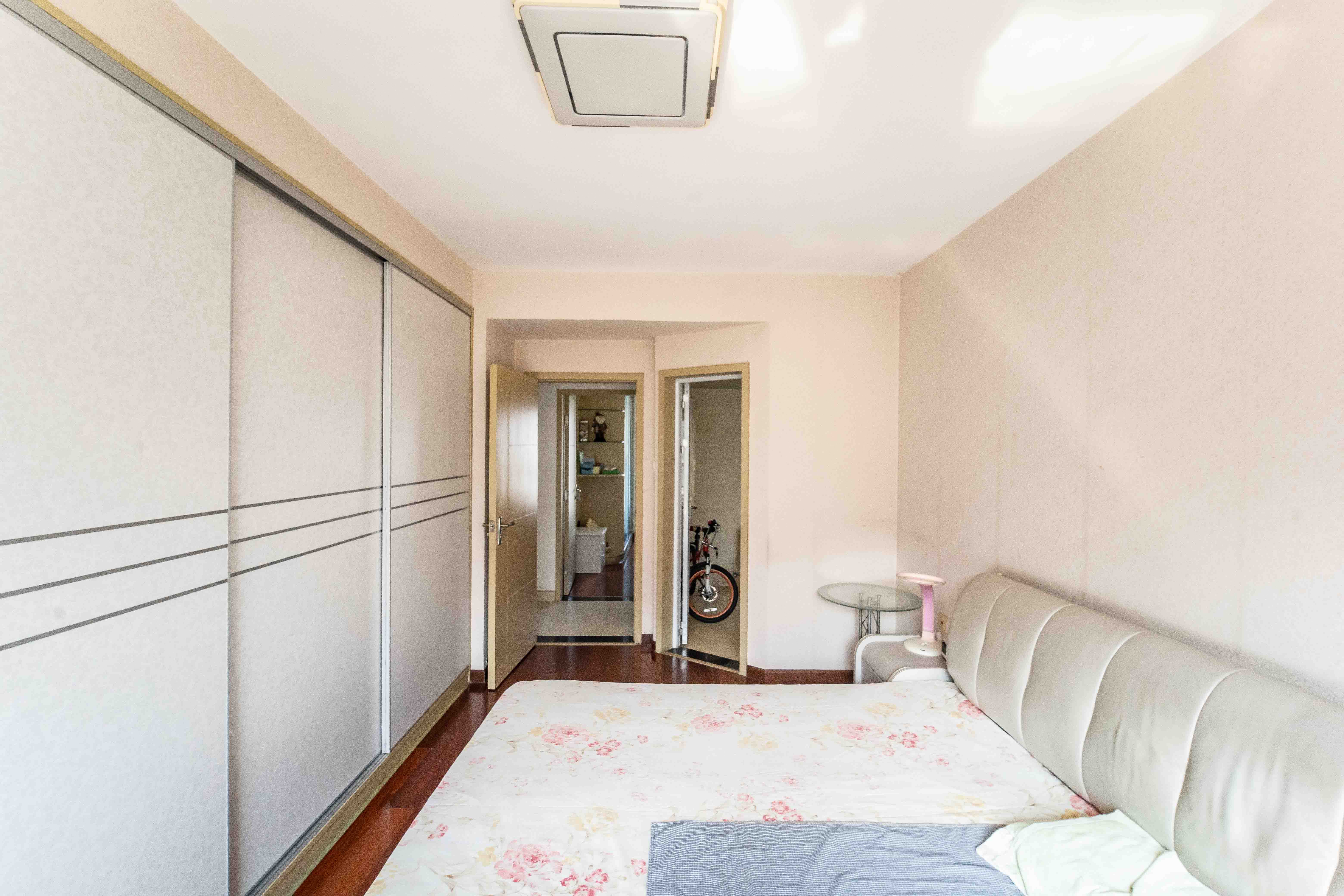 西子花苑  3室2厅2卫   130.00万卧室