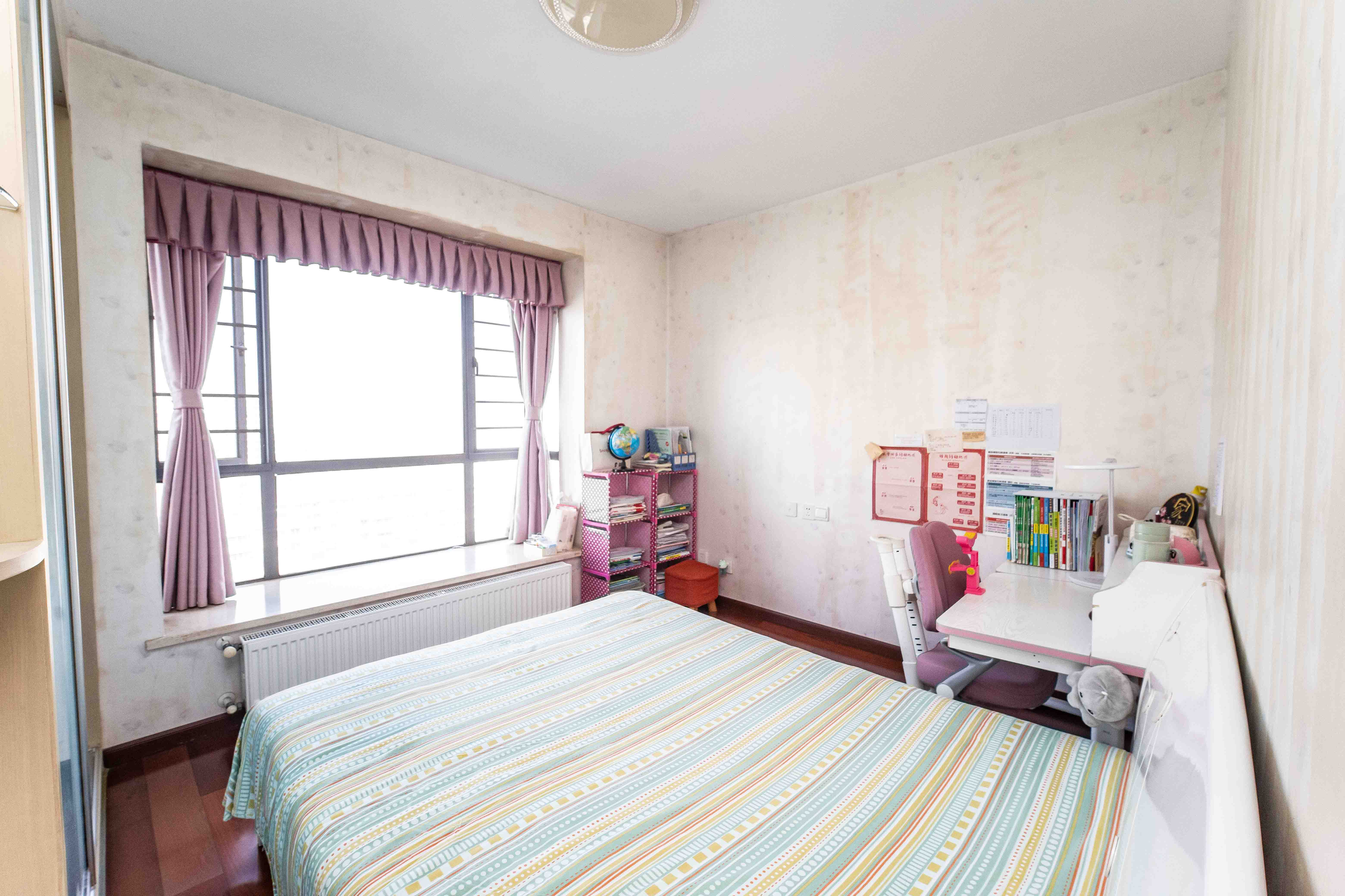 西子花苑  3室2厅2卫   130.00万卧室