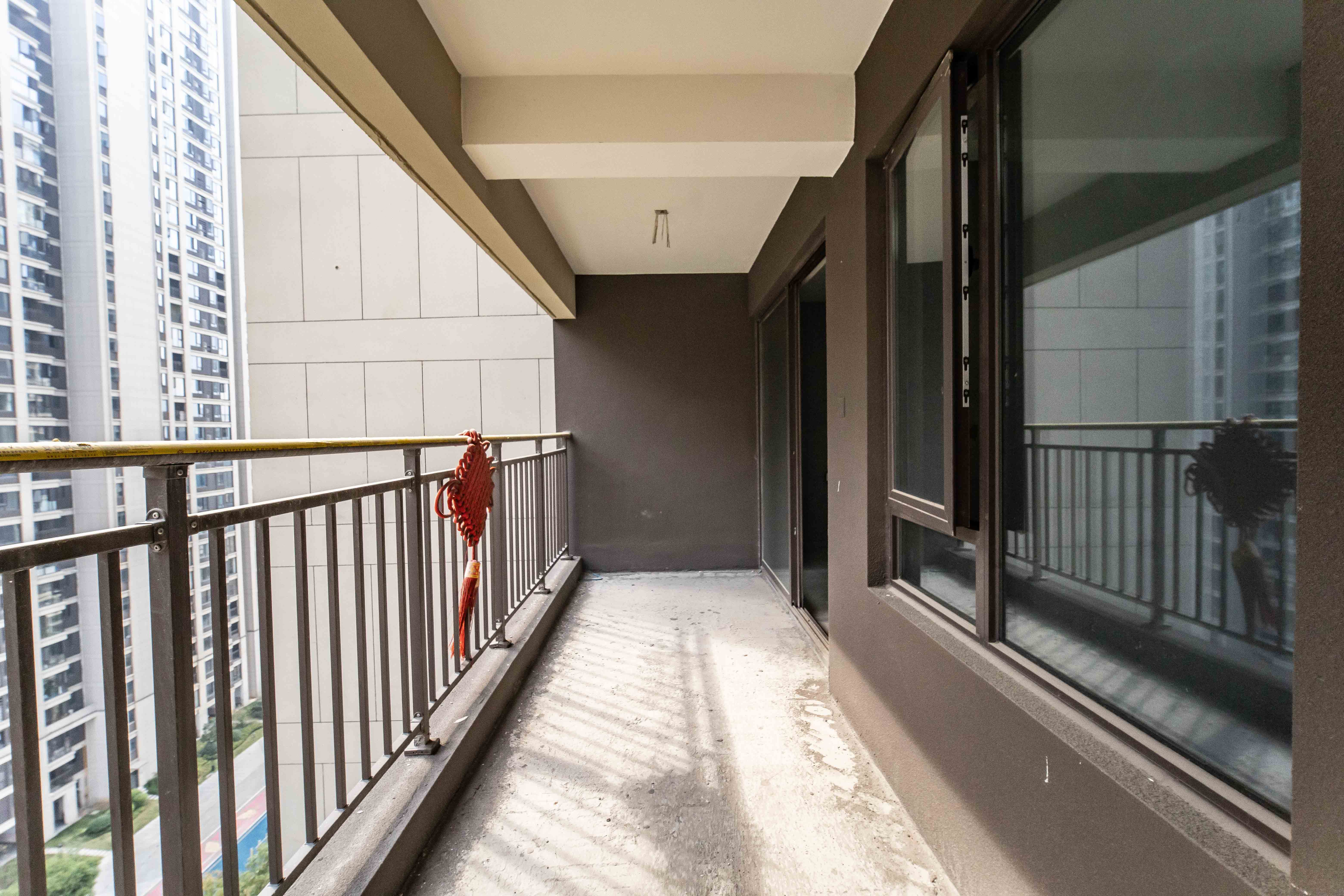 德奥悦东方  4室2厅2卫   180.00万阳台