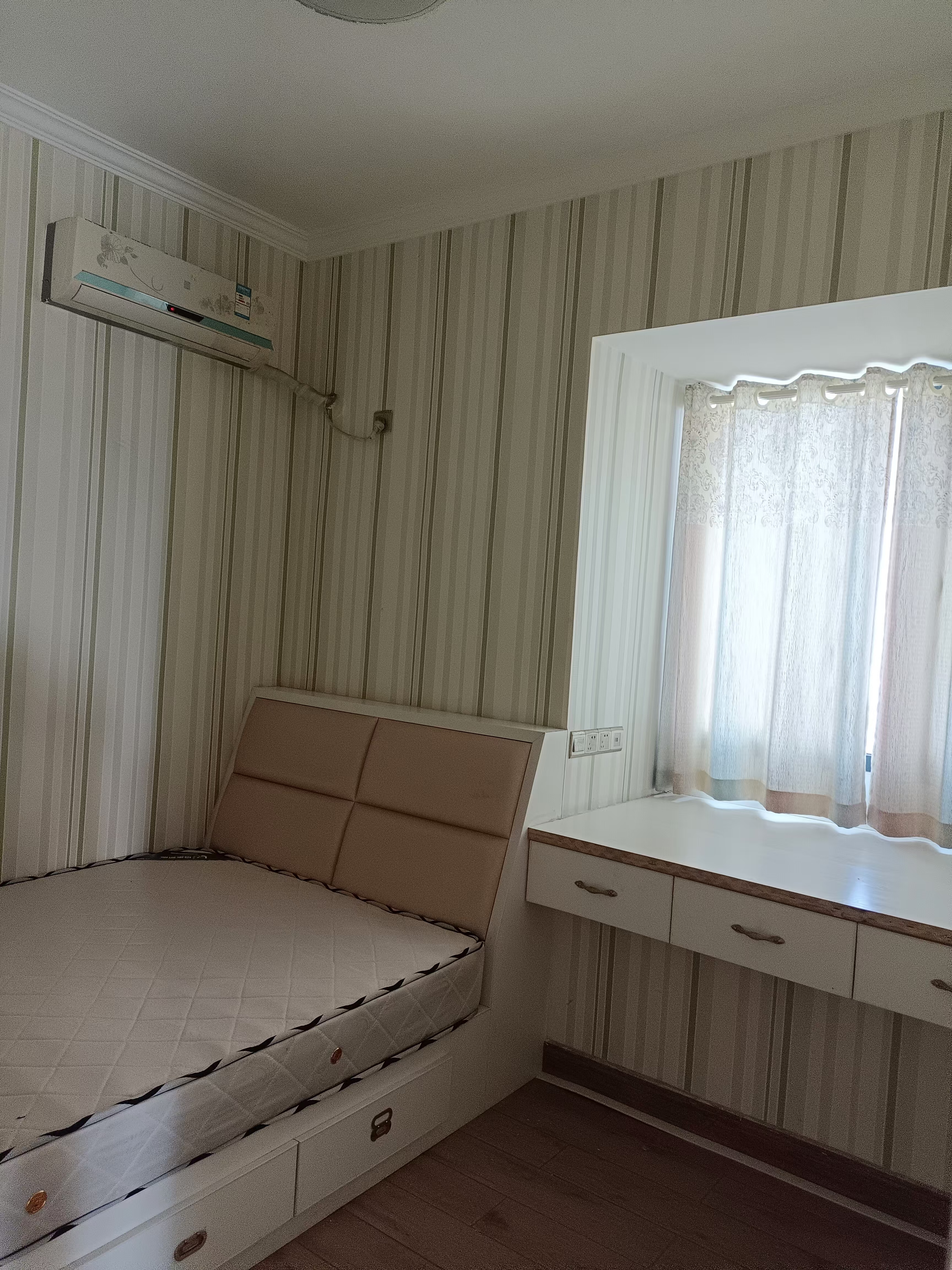 名家翡翠花园 4室2厅2卫 2400.0元/月 名家翡翠花园 4室2厅2卫 2400.0元/月室内图