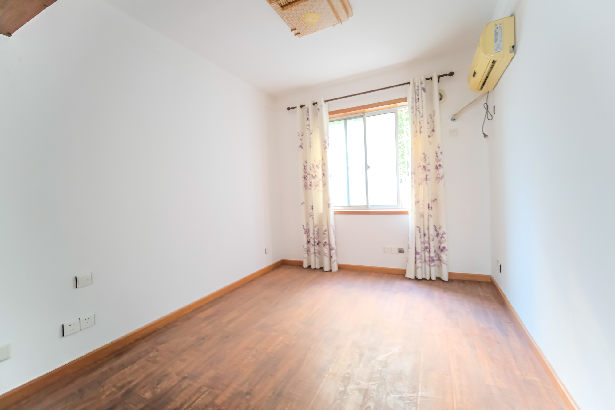 红树湾  3室2厅2卫    65.0万 红树湾  3室2厅2卫    65.0万卧室