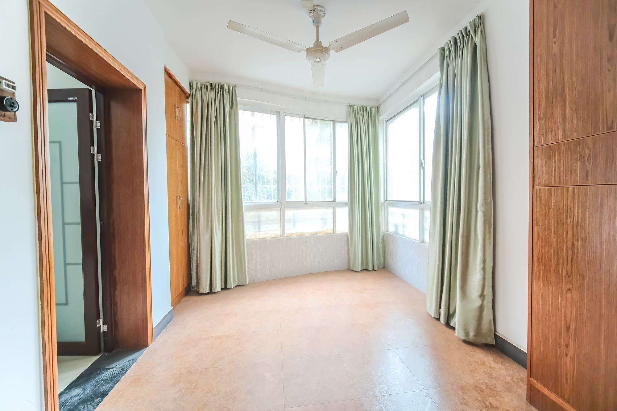 红树湾  3室2厅2卫    65.0万 红树湾  3室2厅2卫    65.0万阳台