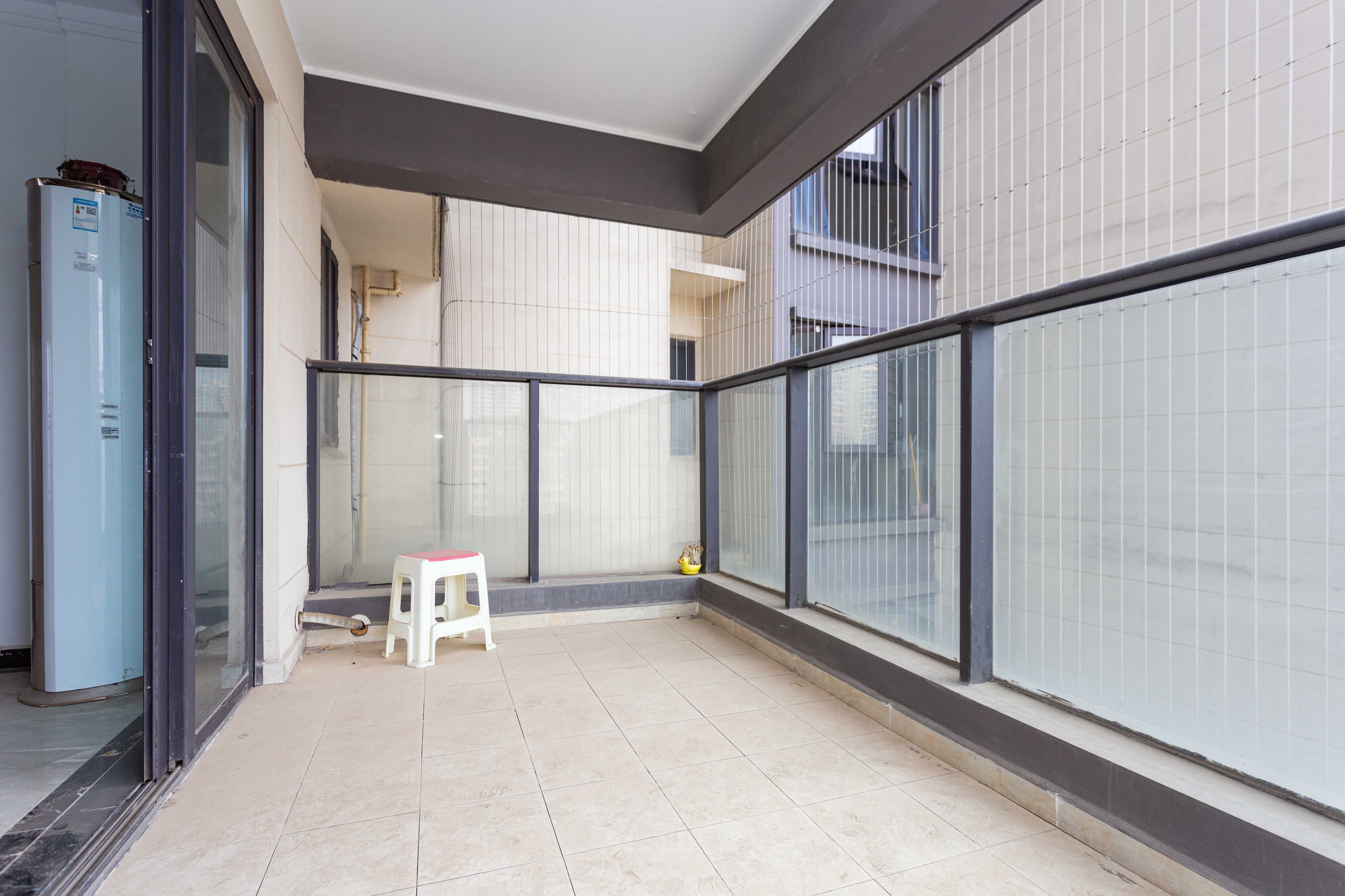 万润滨江天著  4室2厅2卫   120.00万阳台