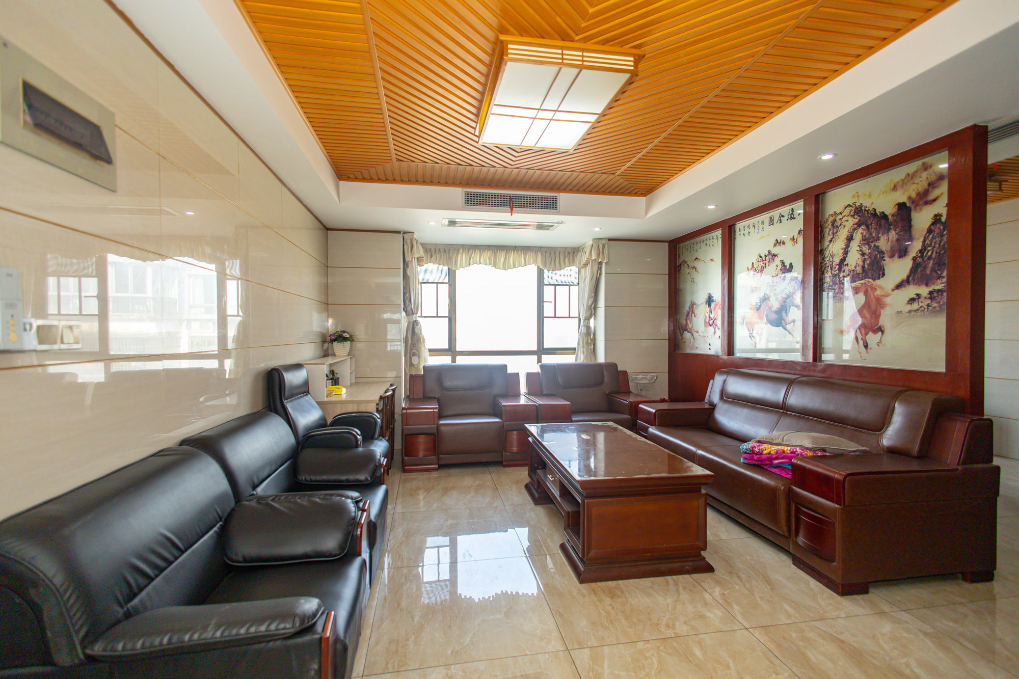 卧龙居国际村 6室3厅3卫 160.0万 卧龙居国际村 6室3厅3卫 160.0万客厅