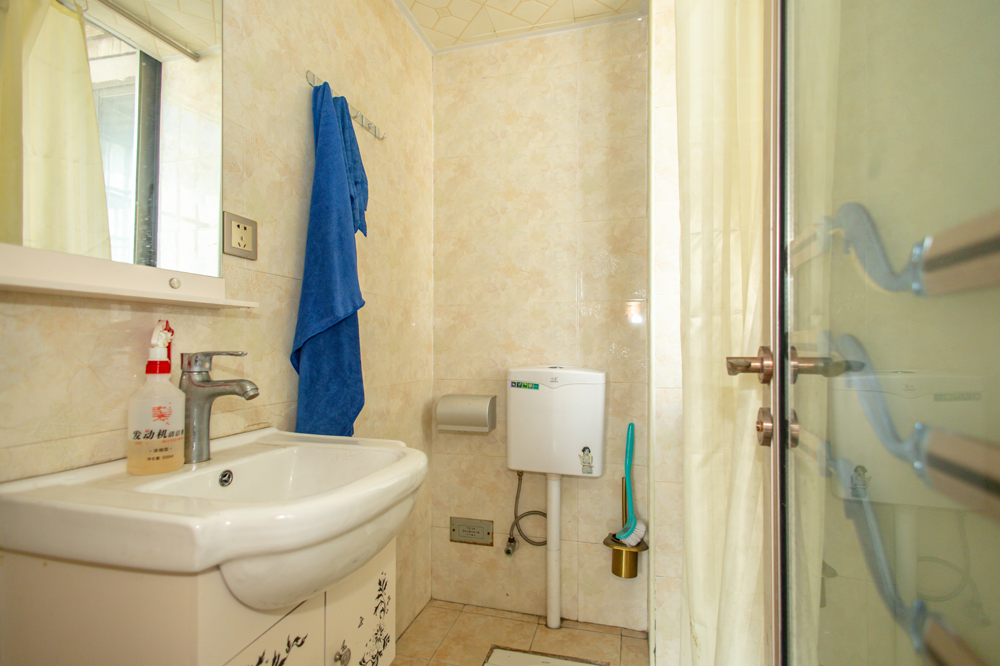 卧龙居国际村 6室3厅3卫 160.0万 卧龙居国际村 6室3厅3卫 160.0万卫生间