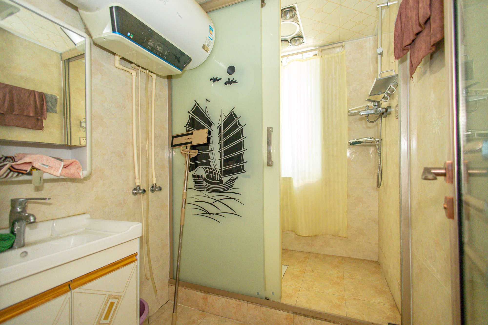 卧龙居国际村 6室3厅3卫 160.0万 卧龙居国际村 6室3厅3卫 160.0万卫生间