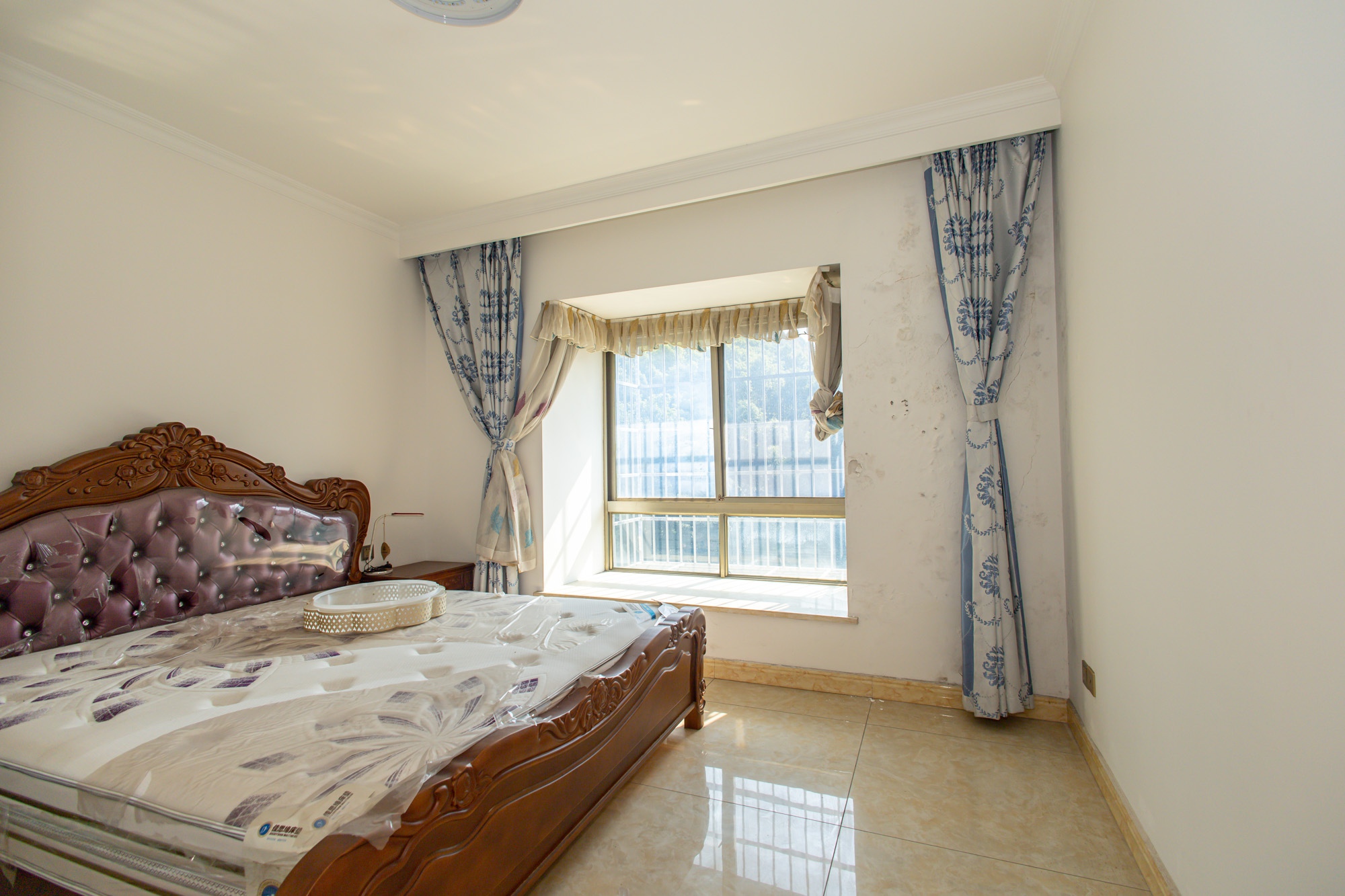 卧龙居国际村 6室3厅3卫 160.0万 卧龙居国际村 6室3厅3卫 160.0万卧室