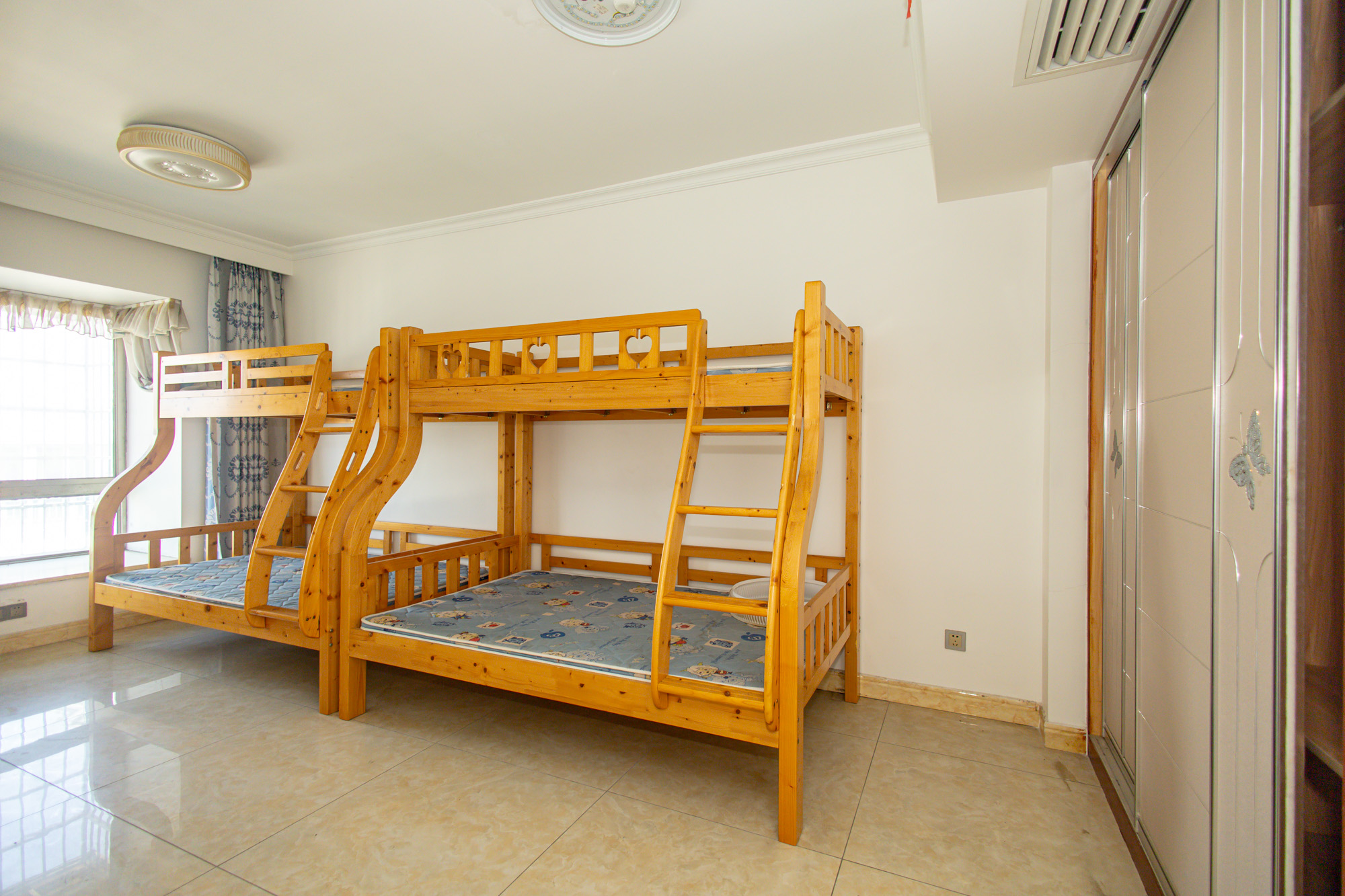 卧龙居国际村 6室3厅3卫 160.0万 卧龙居国际村 6室3厅3卫 160.0万卧室