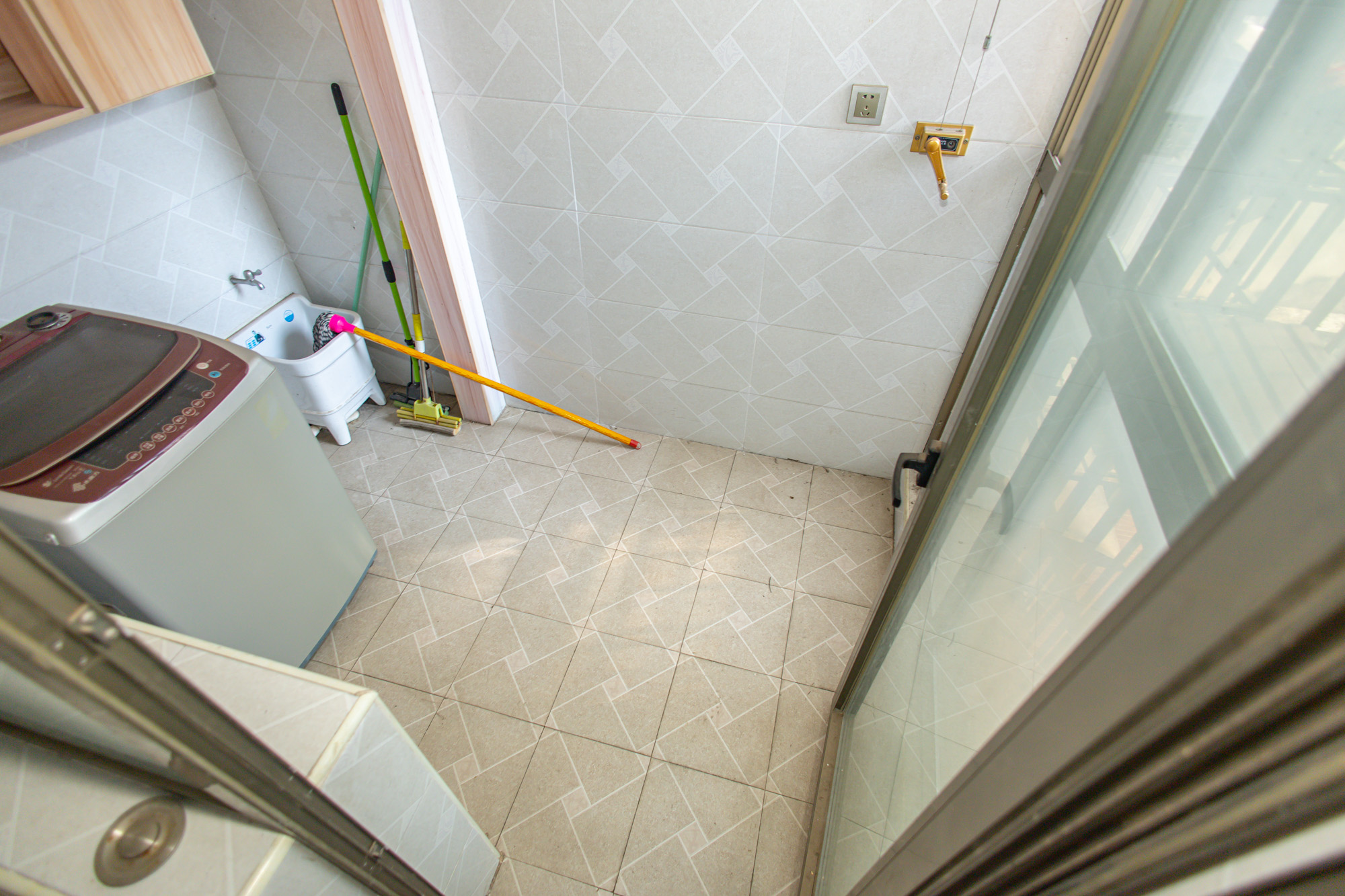 卧龙居国际村 6室3厅3卫 160.0万 卧龙居国际村 6室3厅3卫 160.0万阳台