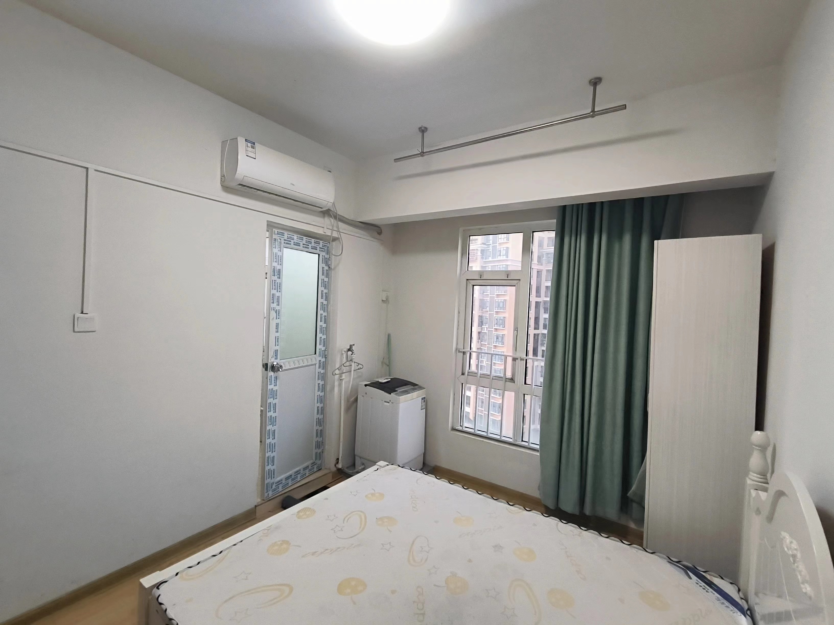 米兰春天  1室2厅1卫    1000.0元/月室内图