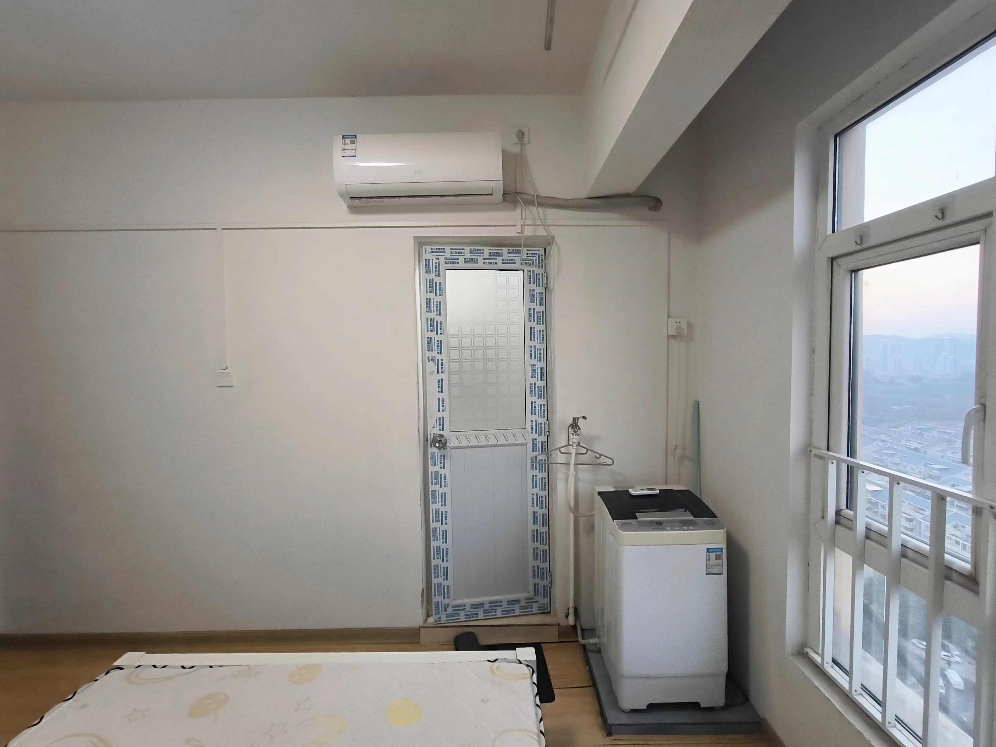 米兰春天  1室2厅1卫    1000.0元/月室内图