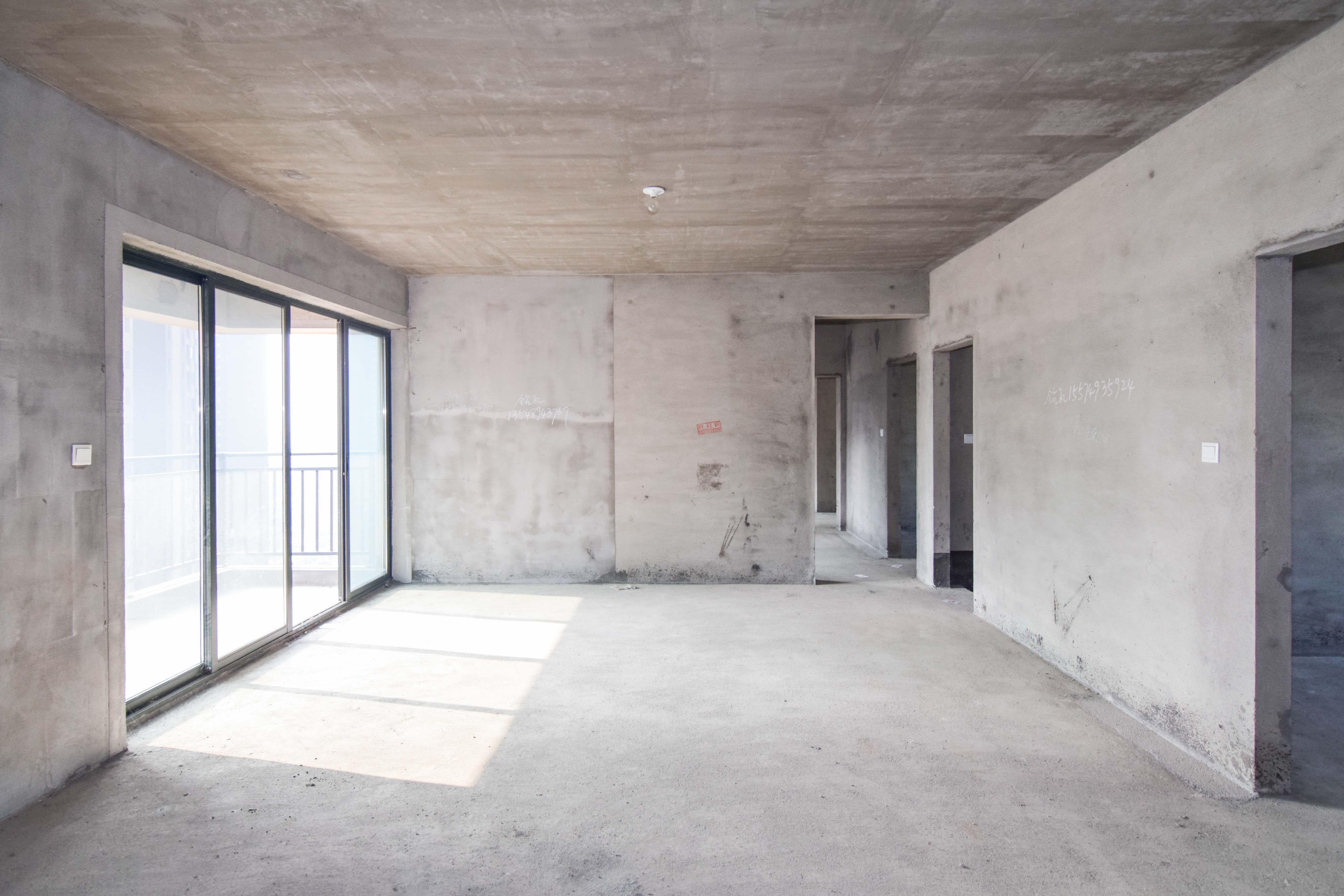 凯尔花缇紫郡  4室2厅2卫    90.0万 凯尔花缇紫郡  4室2厅2卫    90.0万客厅