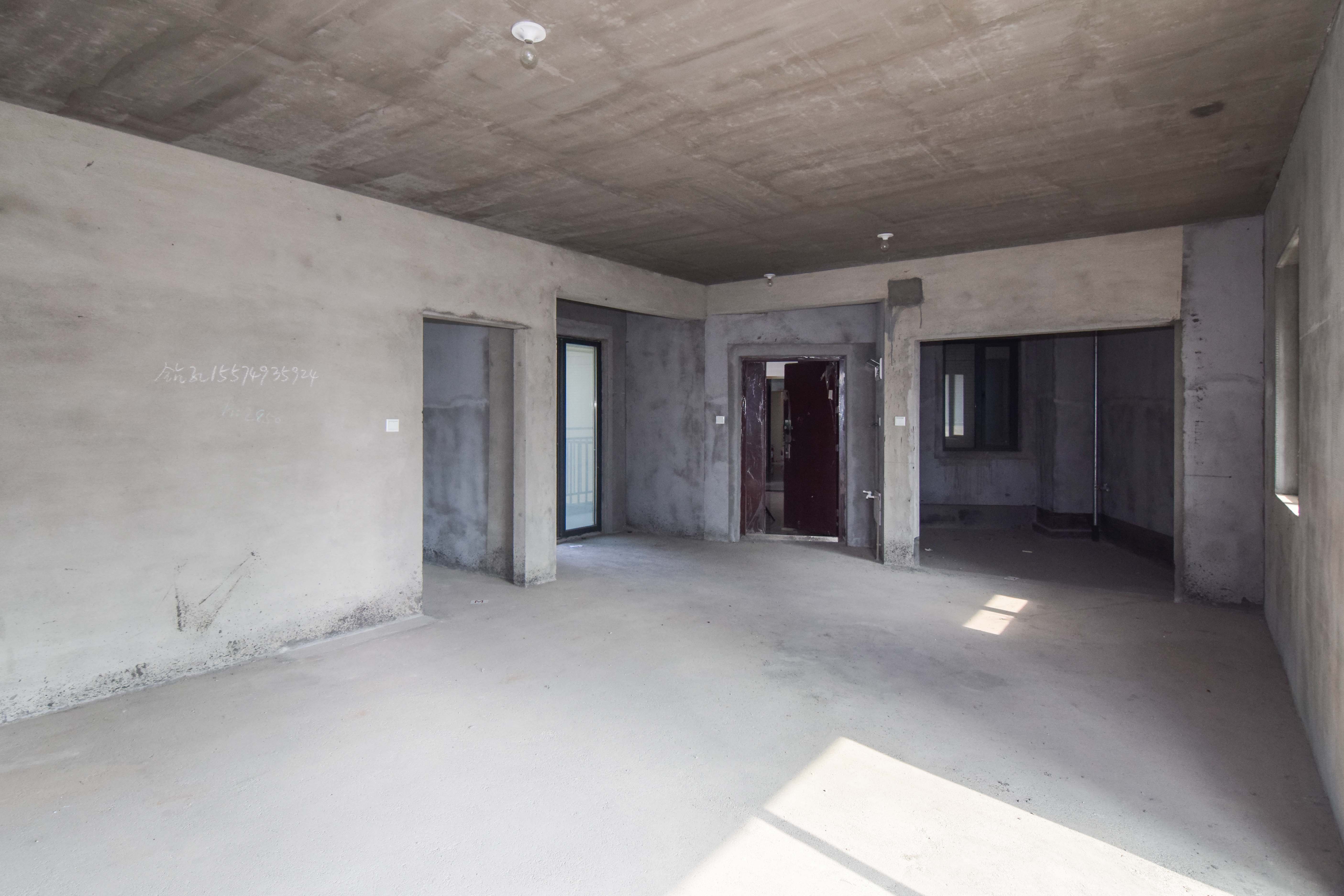 凯尔花缇紫郡  4室2厅2卫    90.0万 凯尔花缇紫郡  4室2厅2卫    90.0万客厅