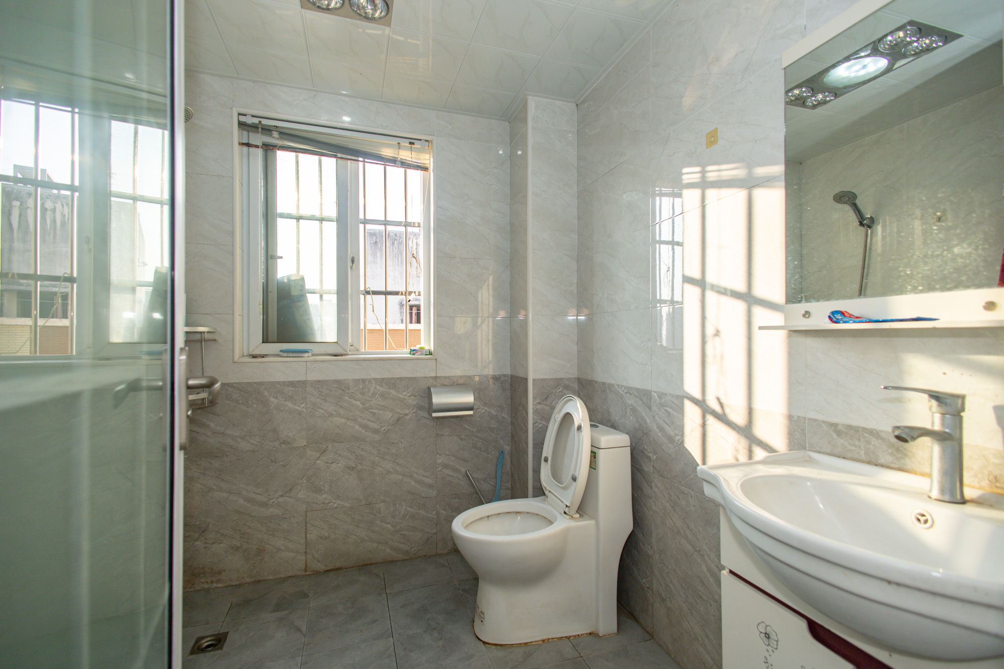 楚天世纪城东苑 3室2厅2卫 63.8万 楚天世纪城东苑 3室2厅2卫 63.8万卫生间