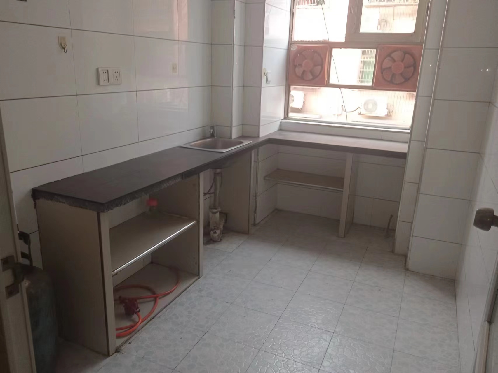 金塘小区  4室2厅2卫    1800.0元/月 金塘小区  4室2厅2卫    1800.0元/月室内图