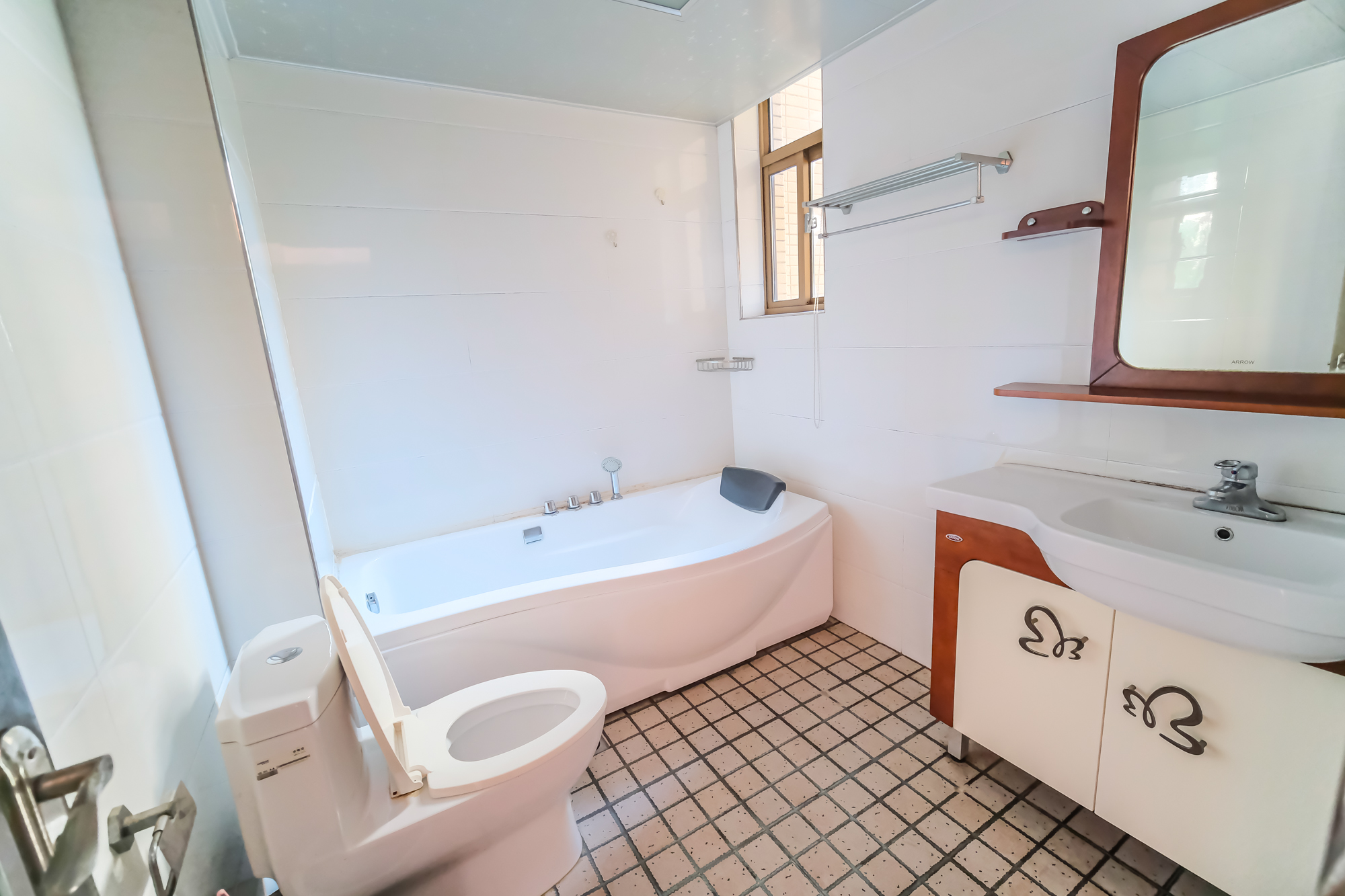 四季星城  1室2厅2卫    96.0万 四季星城  1室2厅2卫    96.0万卫生间