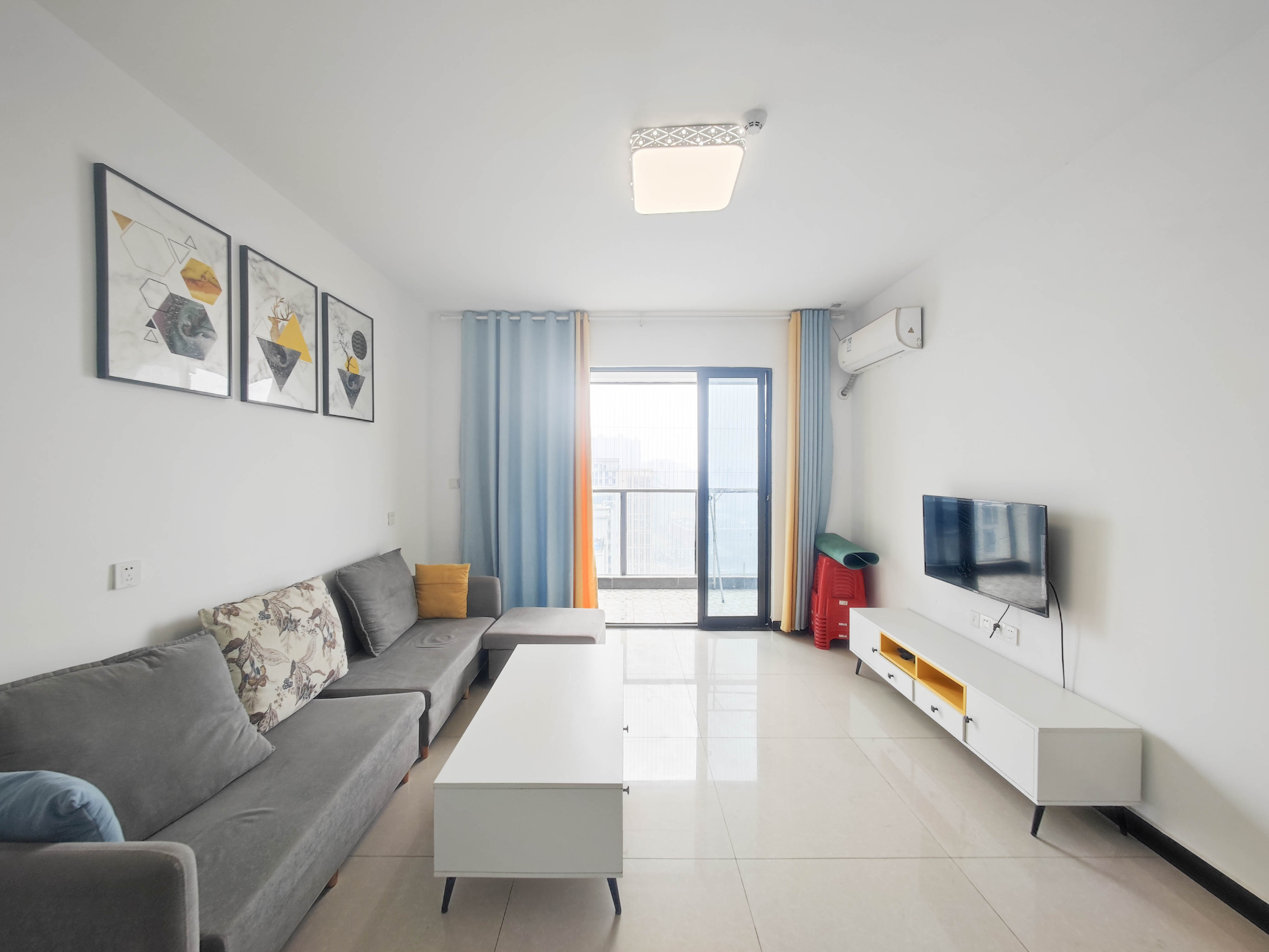 天翼花园(中国电信单位房) 3室1厅1卫 108.0万 天翼花园(中国电信单位房) 3室1厅1卫 108.0万客厅