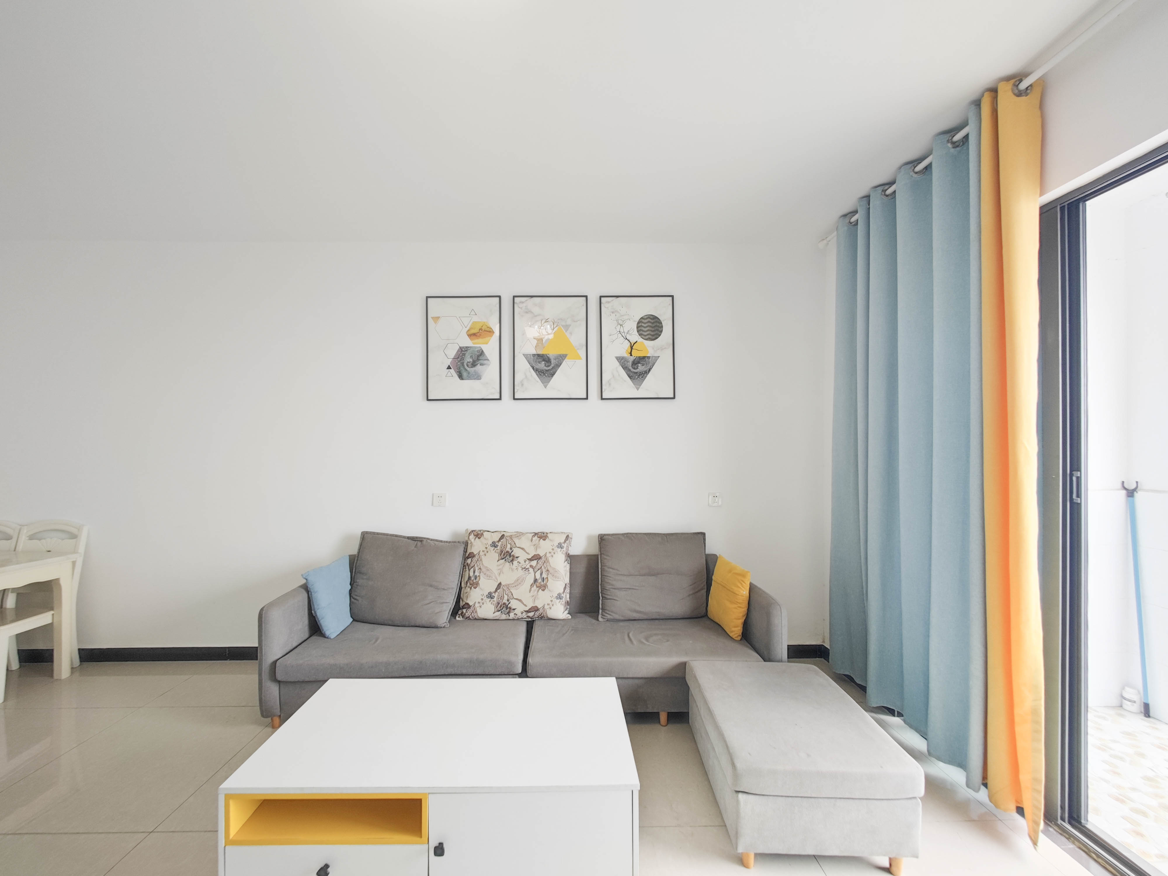 天翼花园(中国电信单位房) 3室1厅1卫 108.0万 天翼花园(中国电信单位房) 3室1厅1卫 108.0万客厅