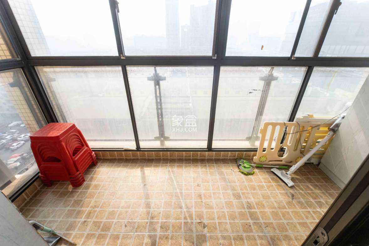 锦湘国际星城三期(锦绣苑) 2室2厅1卫 90.0万 锦湘国际星城三期(锦绣苑) 2室2厅1卫 90.0万阳台