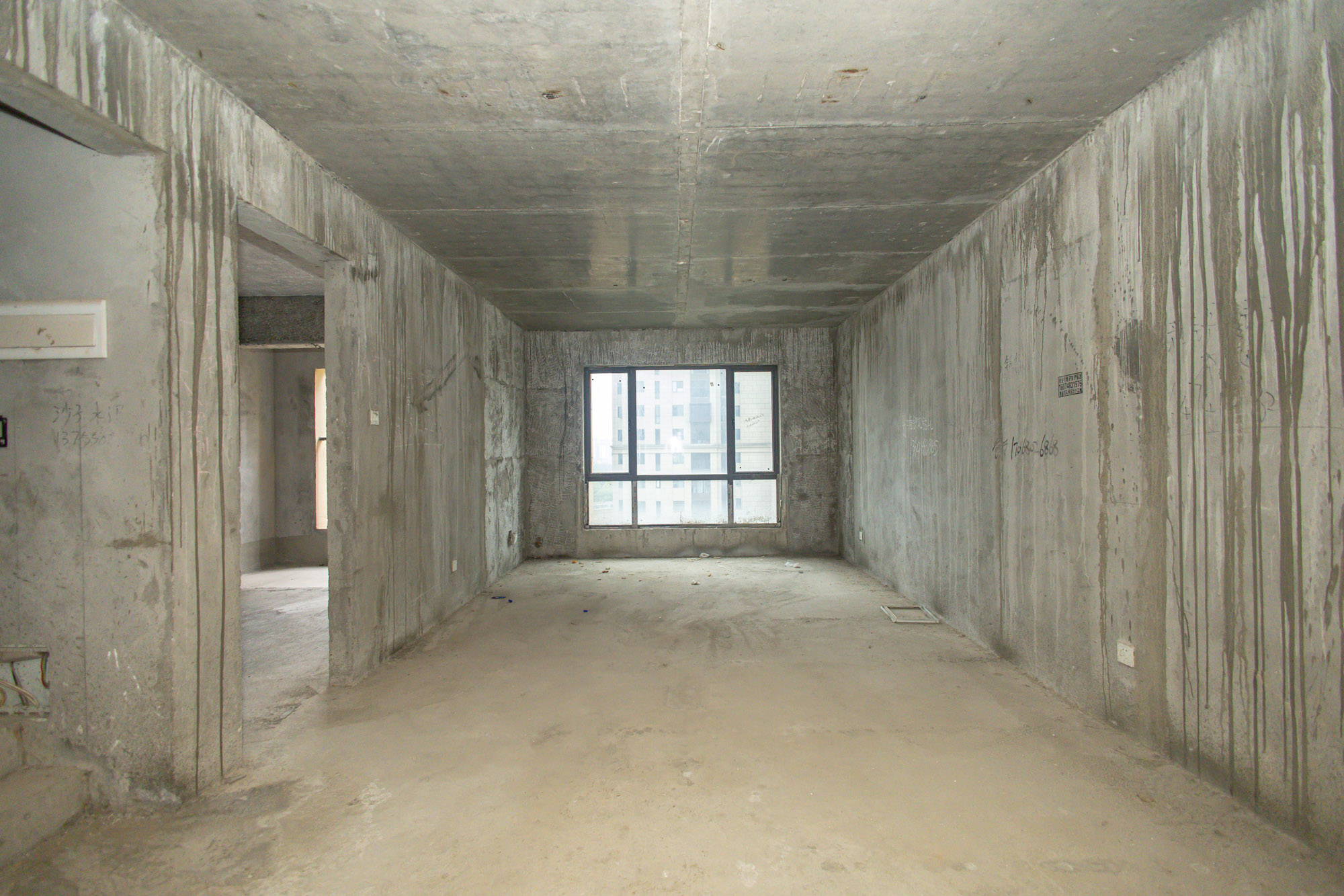 星湖湾二期高层  4室2厅2卫    99.0万客厅