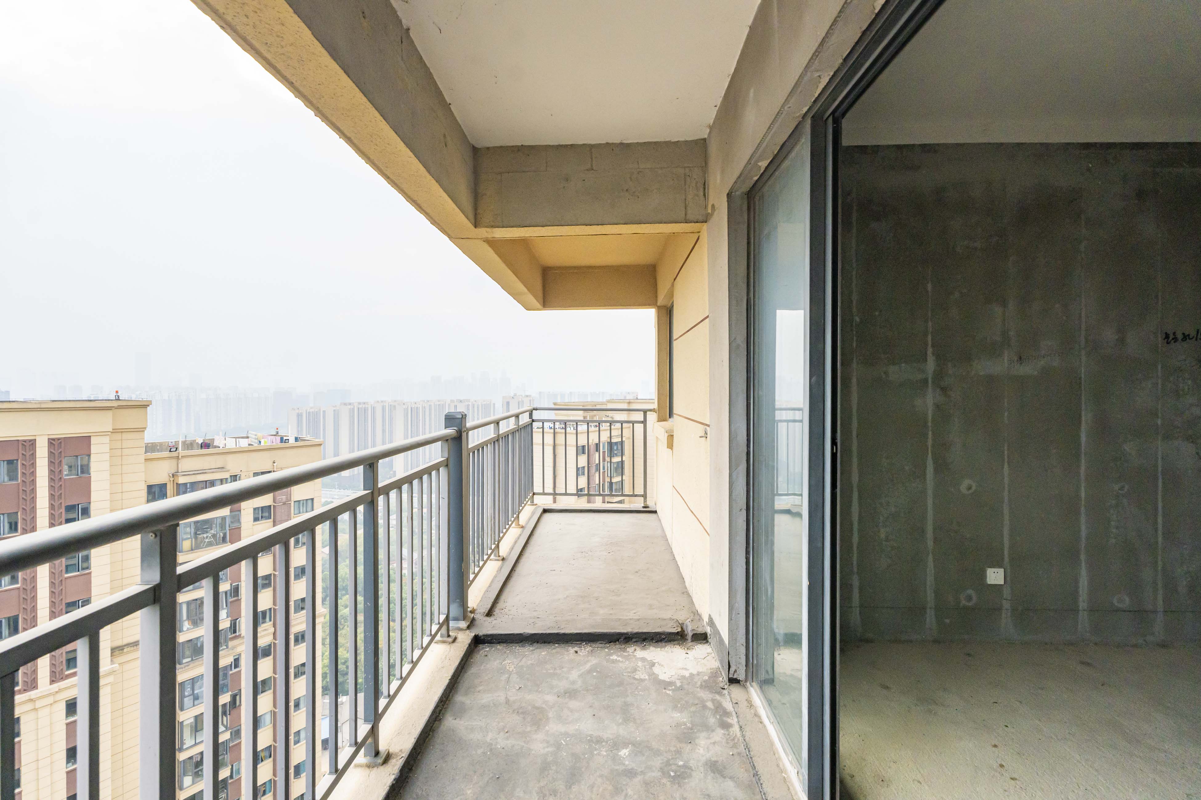 五矿沁园金城(春和景园) 3室2厅1卫 93.0万 五矿沁园金城(春和景园) 3室2厅1卫 93.0万阳台