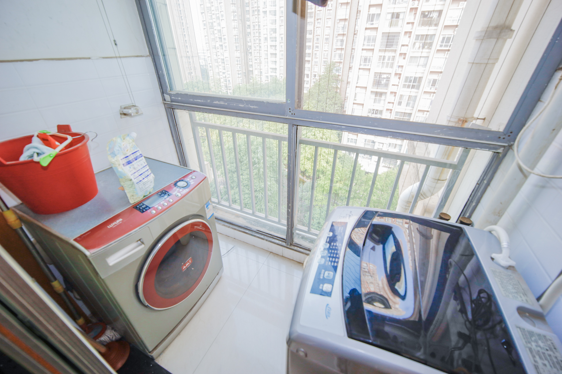 上海城小区 3室2厅2卫 108.0万 上海城小区 3室2厅2卫 108.0万阳台