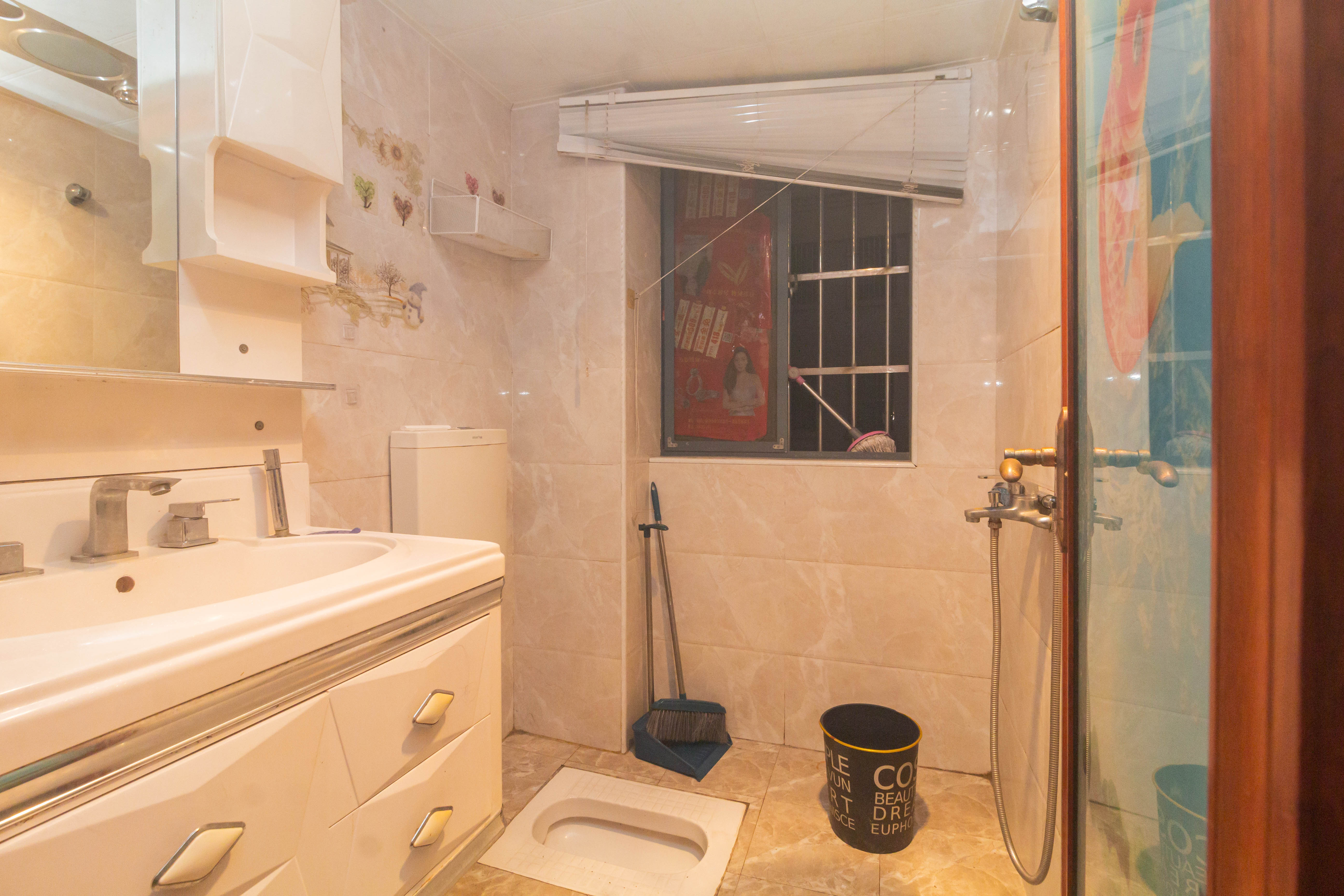 佳美紫郡 3室2厅1卫 68.0万 佳美紫郡 3室2厅1卫 68.0万卫生间