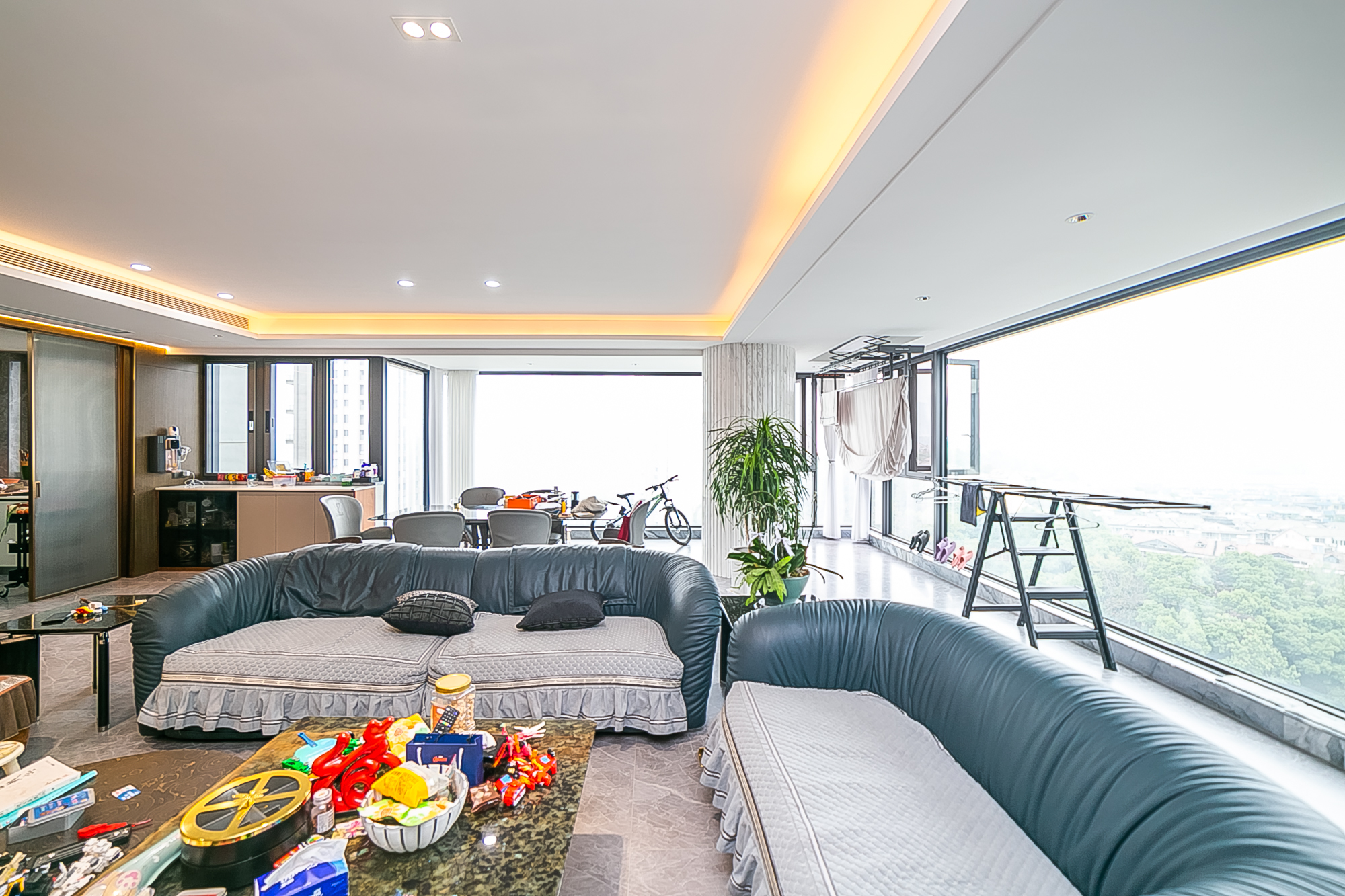 万科紫台  4室2厅2卫    620.0万客厅