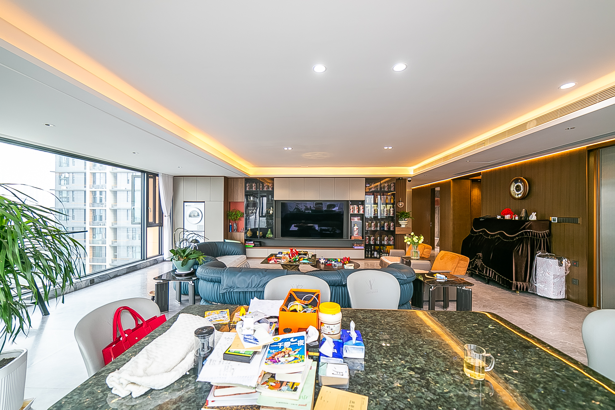 万科紫台  4室2厅2卫    620.0万客厅